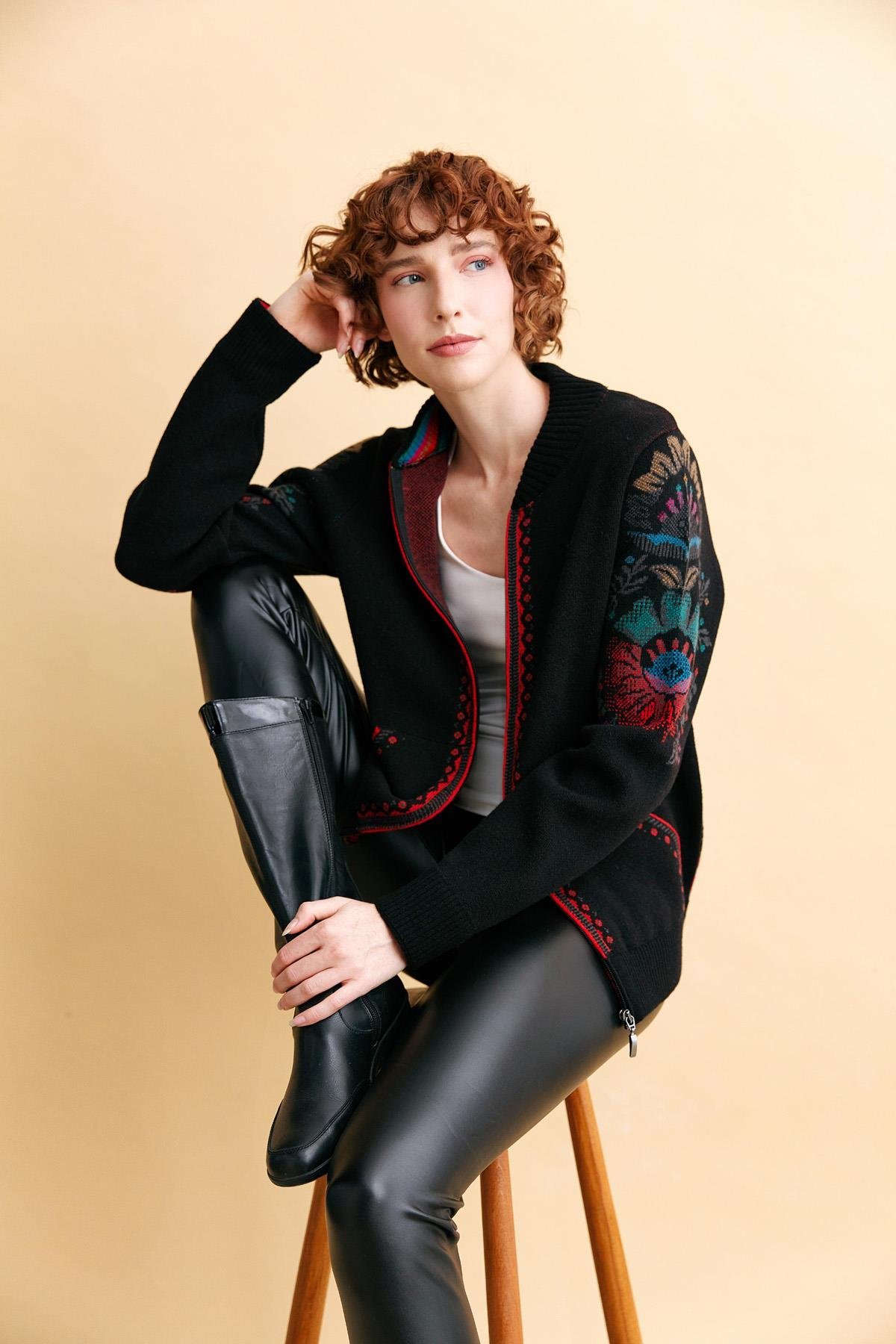 24049Kadın Hakim Yaka Arkası ve Kolu Çiçek Desenli Yün Ceket Siyah