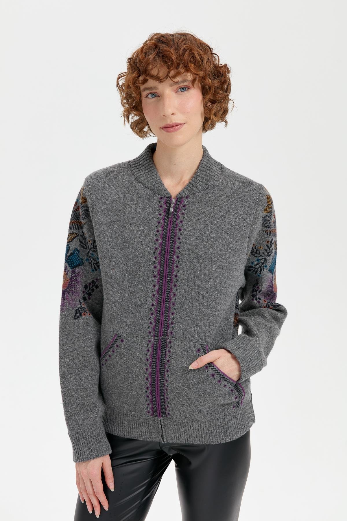 24049Kadın Hakim Yaka Arkası ve Kolu Çiçek Desenli Yün Ceket Füme