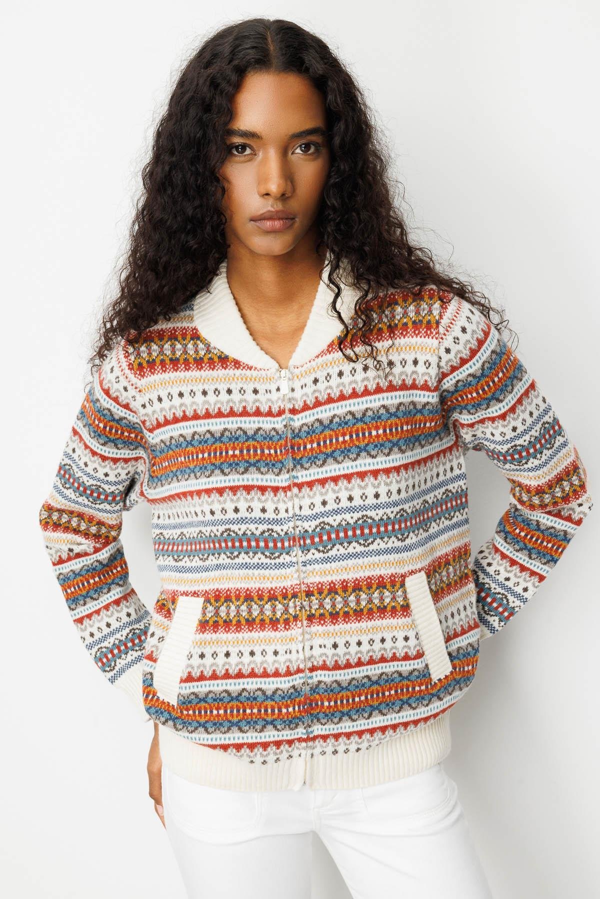 25102Kadın Hakim Yaka Jakarlı Yün Hırka Kemik