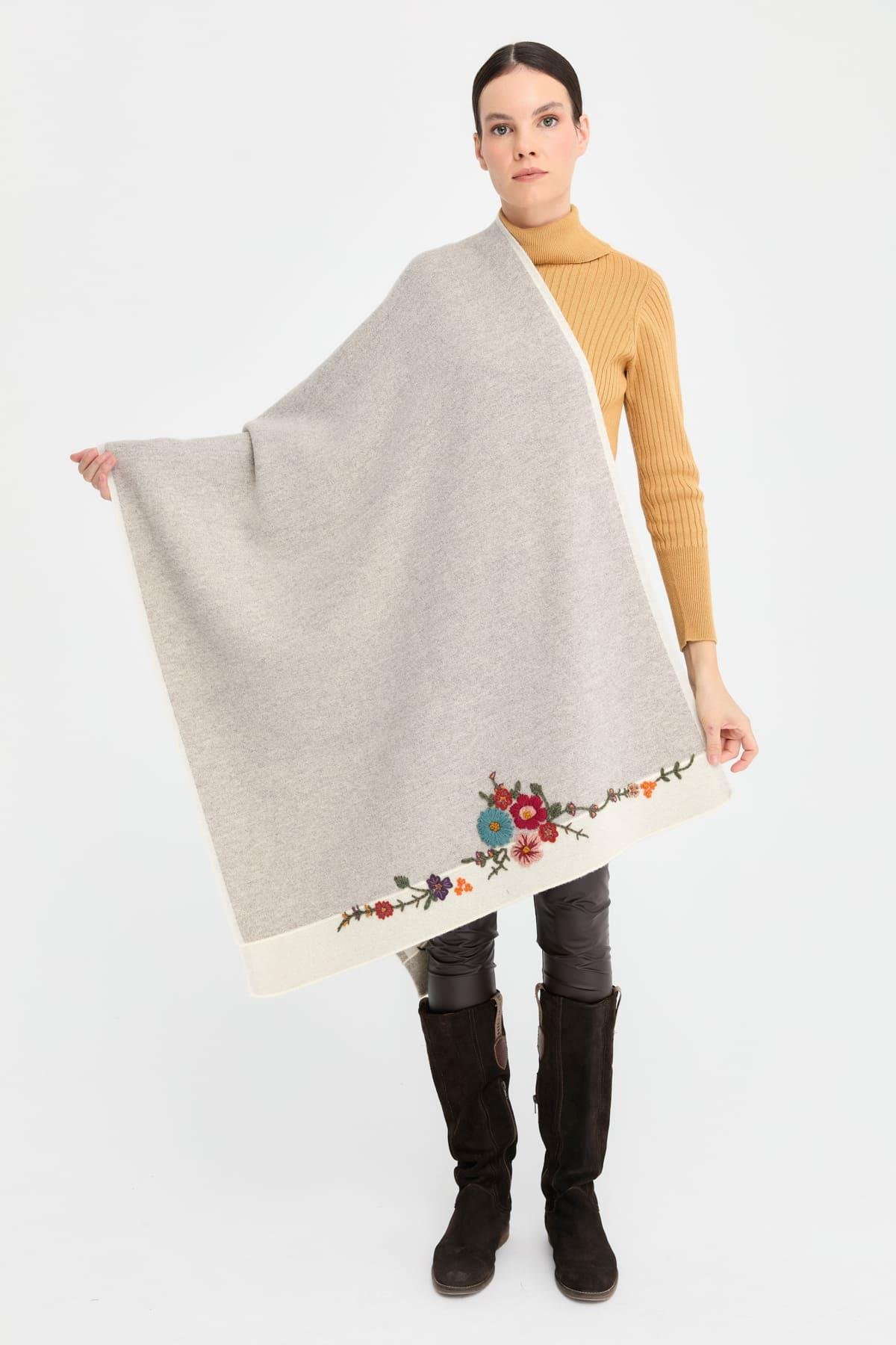 24053Kadın İki Kenarı Çiçek İşlemeli Yün Şal Kemik