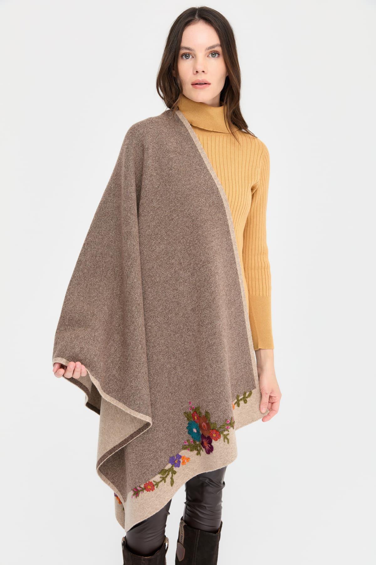 24053Kadın İki Kenarı Çiçek İşlemeli Yün Şal K.Bej