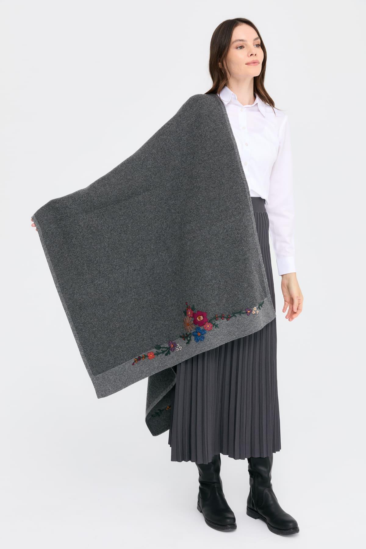 24053Kadın İki Kenarı Çiçek İşlemeli Yün Şal Füme