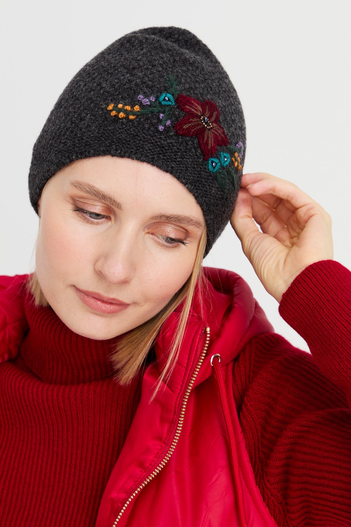 22028Kadın İşlemeli Yün Bere K.Füme