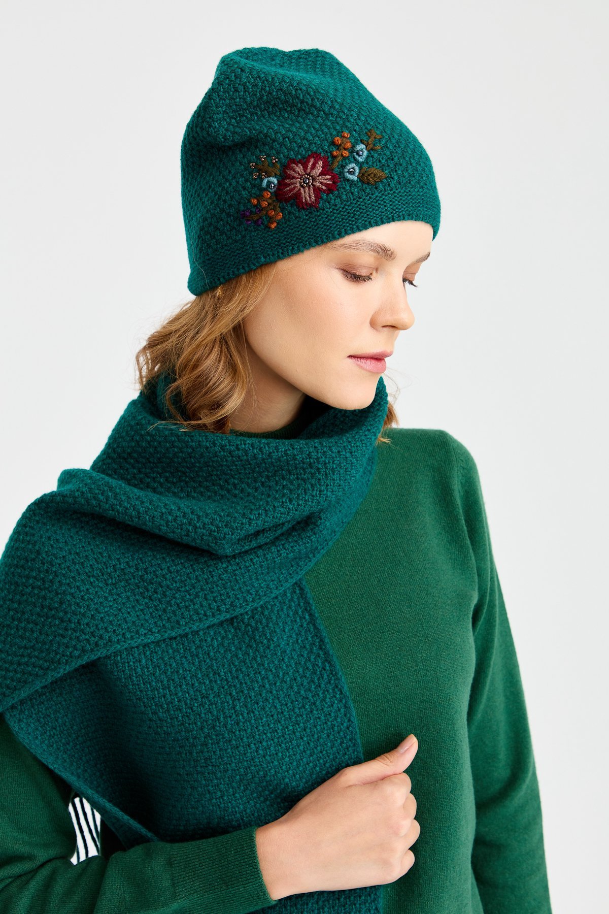 22028Женская шерстяная шапка с вышивкой зеленый