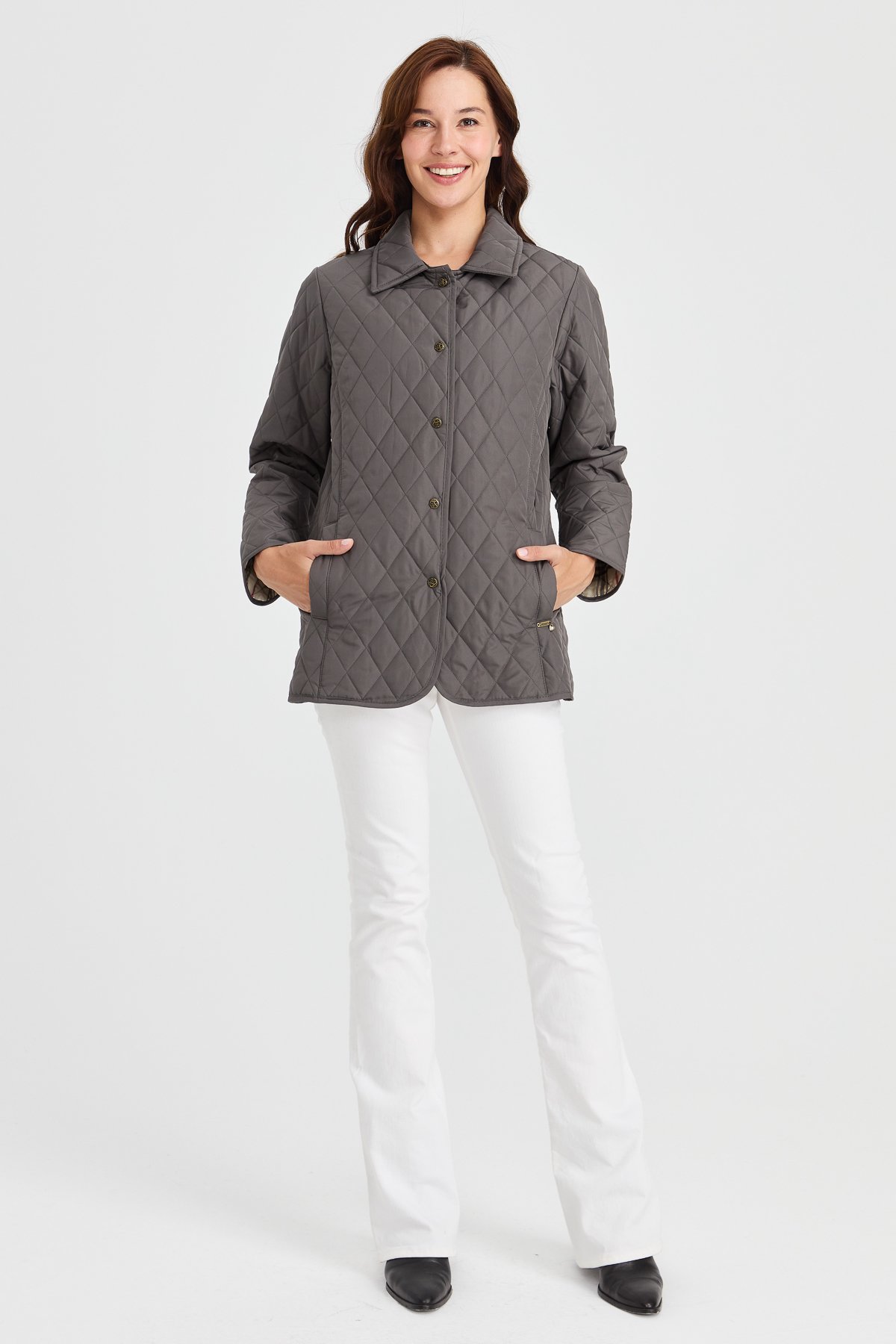 21433Женский стеганый жакет средней длины 1-6, серый