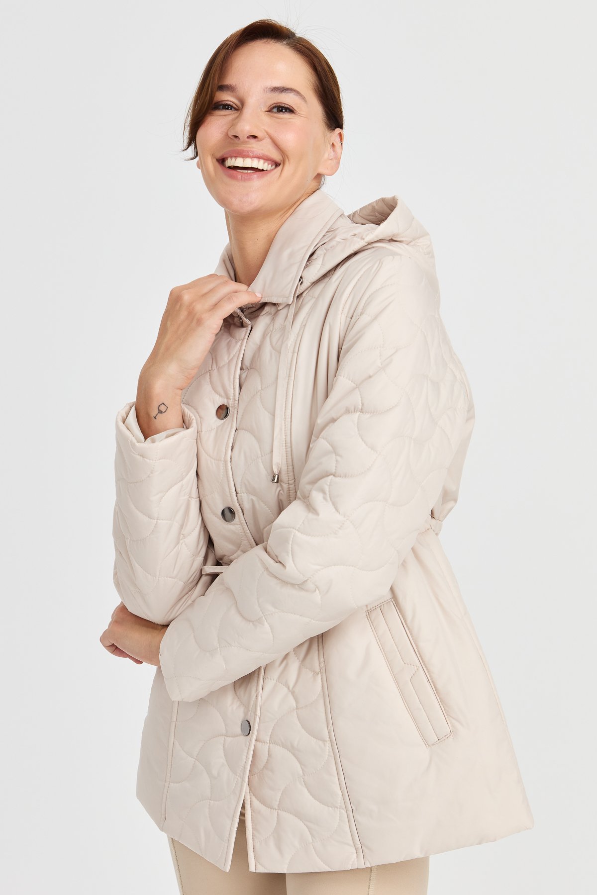 23401Kadın Kapüşonlu Beli Bağcıklı Kapitone Kaban Bej