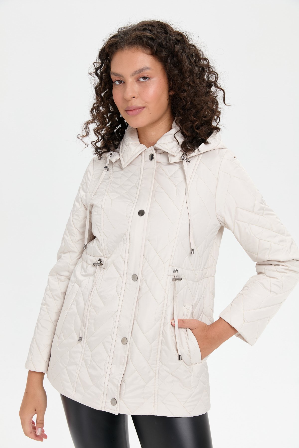 24412Kadın Kapüşonlu Beli Bağcıklı Kısa Kapitone Kaban Taş