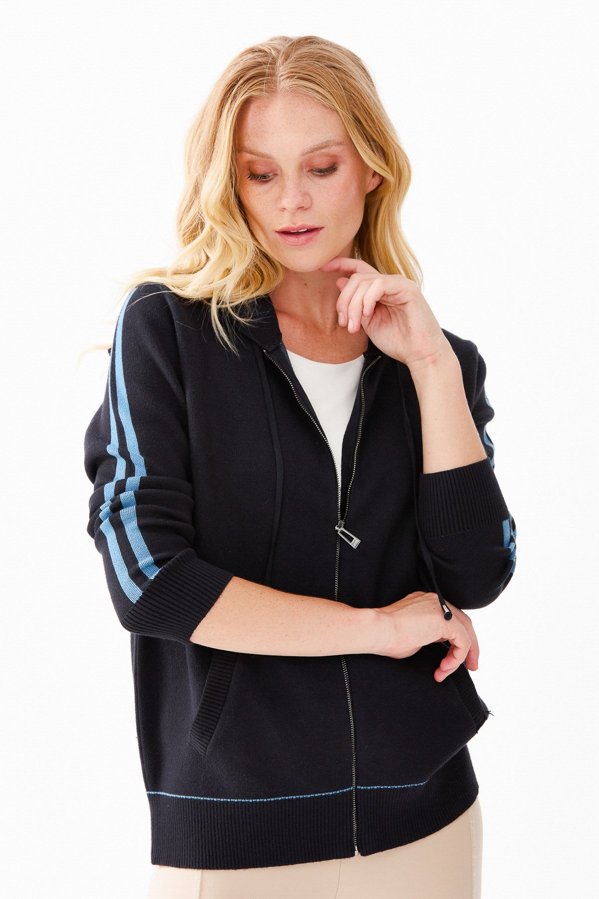 22307Женская куртка с капюшоном и рукавами в полоску сине - голубая