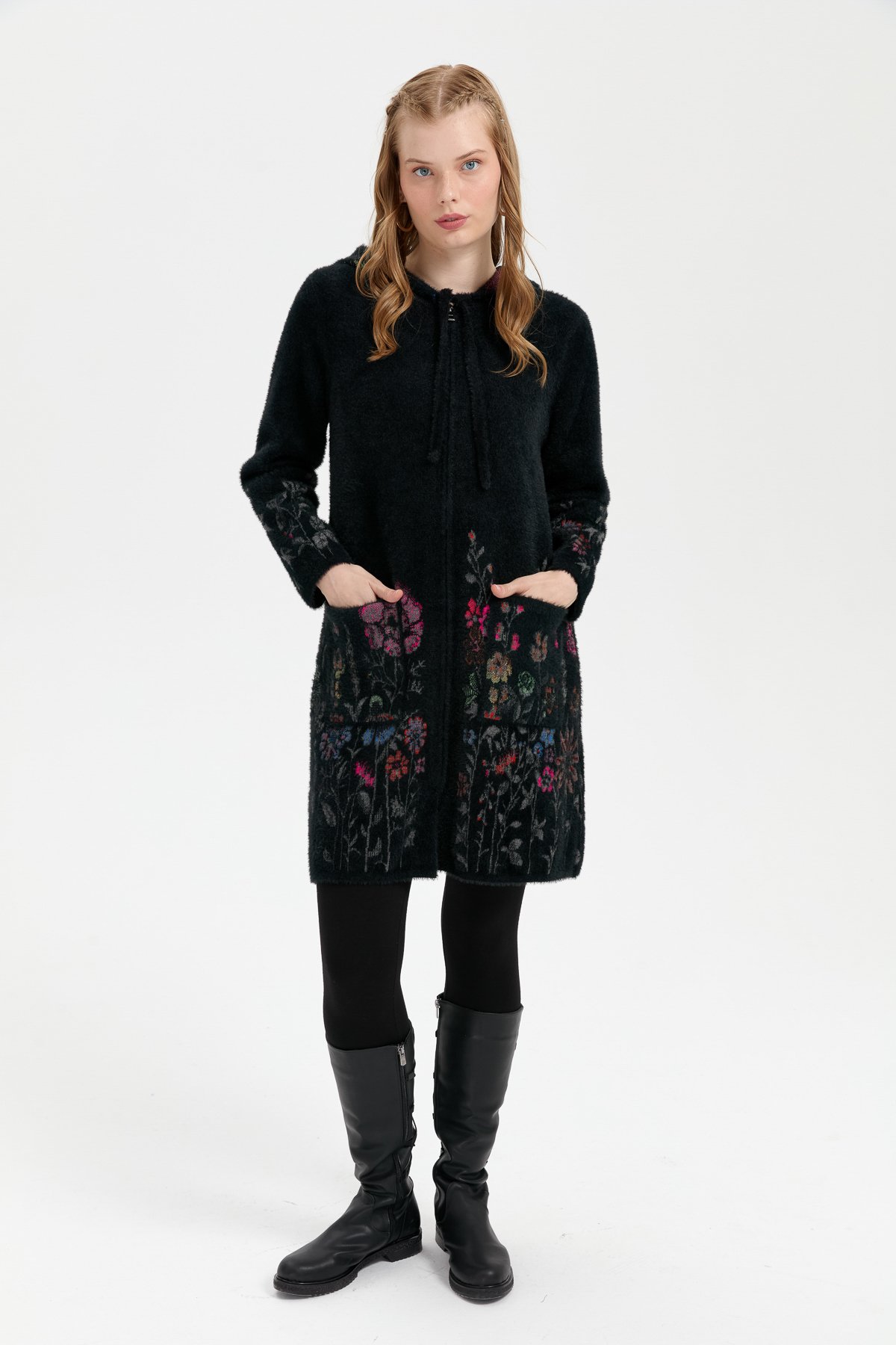 24007Kadın Kapüşonlu Eteği ve Kolu Kır Çiçeği Desenli Uzun Kaban Siyah