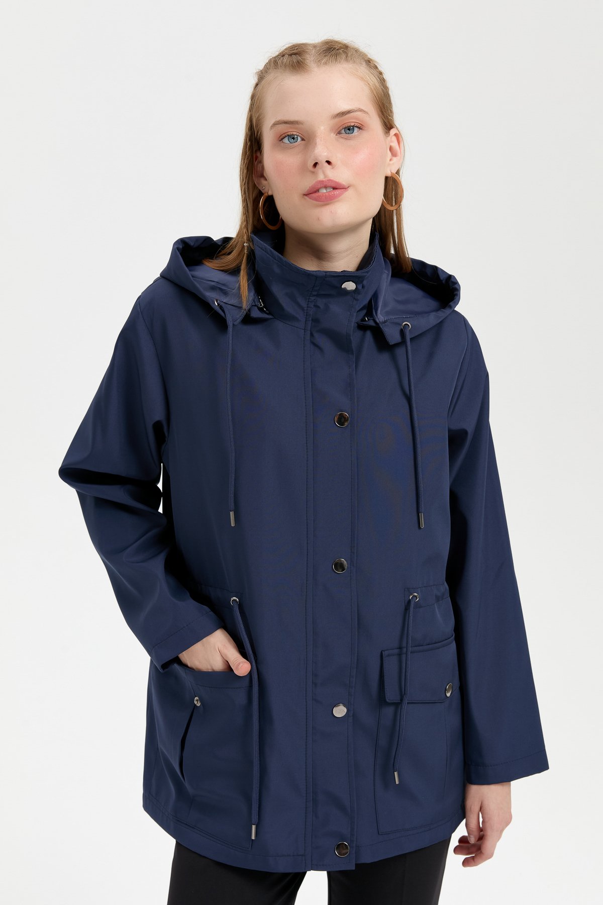 24416Kadın Kapüşonlu Kapaklı Cepli Kısa Trençkot Lacivert