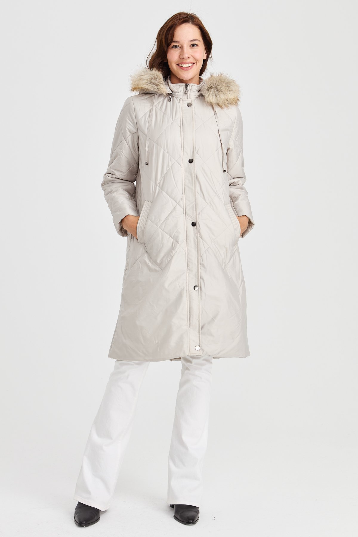 23408Kadın Kapüşonlu Kareli Uzun Kapitone Ceket Bej