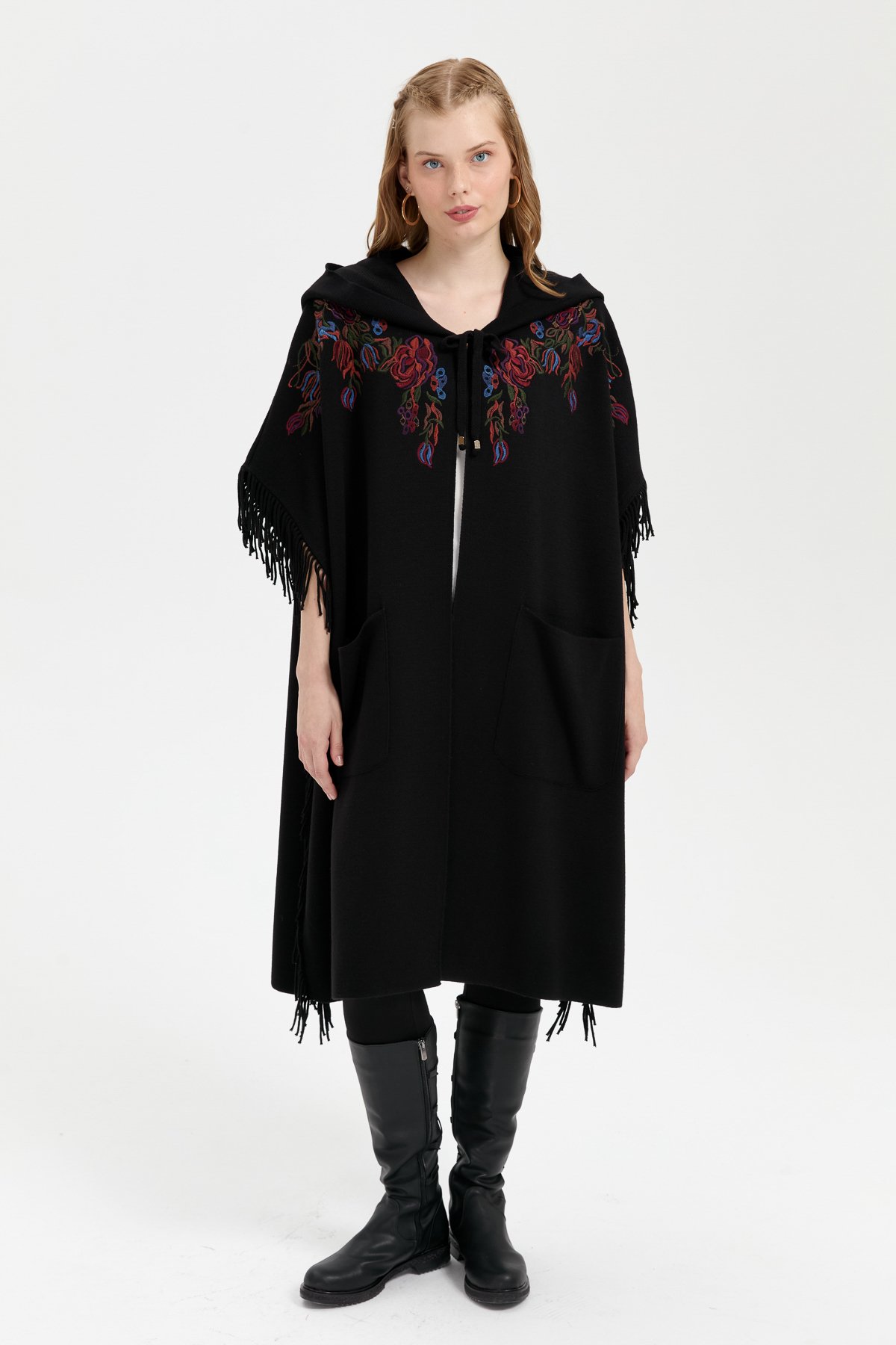 24061Kadın Kapüşonlu Nakış İşlemeli Yanı Püsküllü Panço Siyah