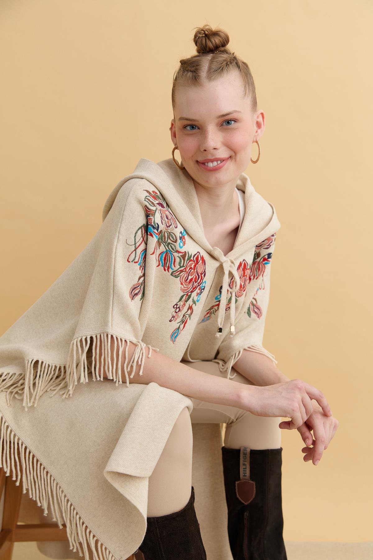 24061Kadın Kapüşonlu Nakış İşlemeli Yanı Püsküllü Panço T.Melanj