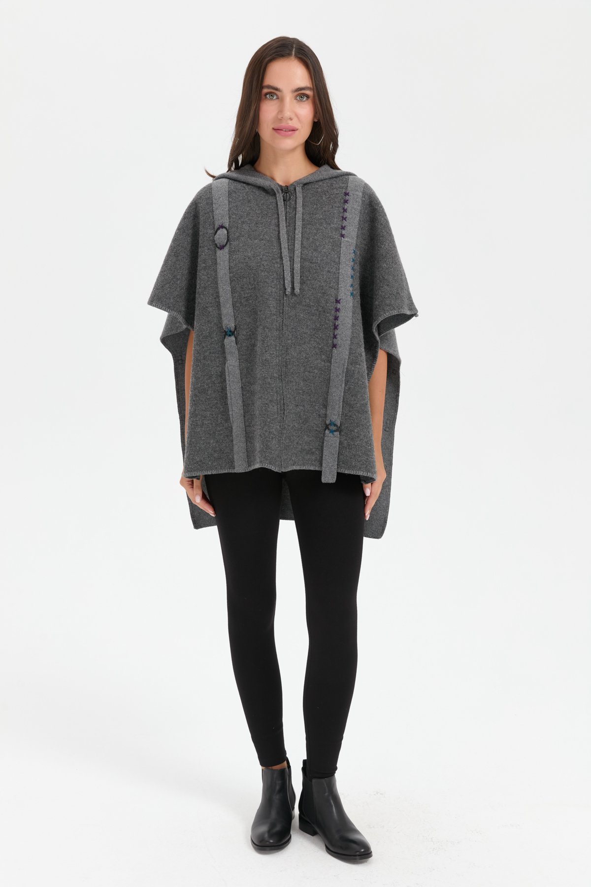 24081Kadın Kapüşonlu Önü Keçe İşlemeli Fermuarlı Yün Panço Füme