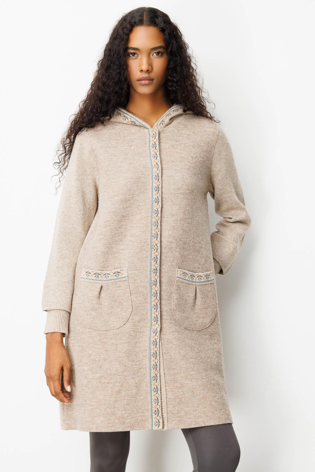 25019Kadın Kapüşonlu Önü Keçe Yün Kaban K.Bej