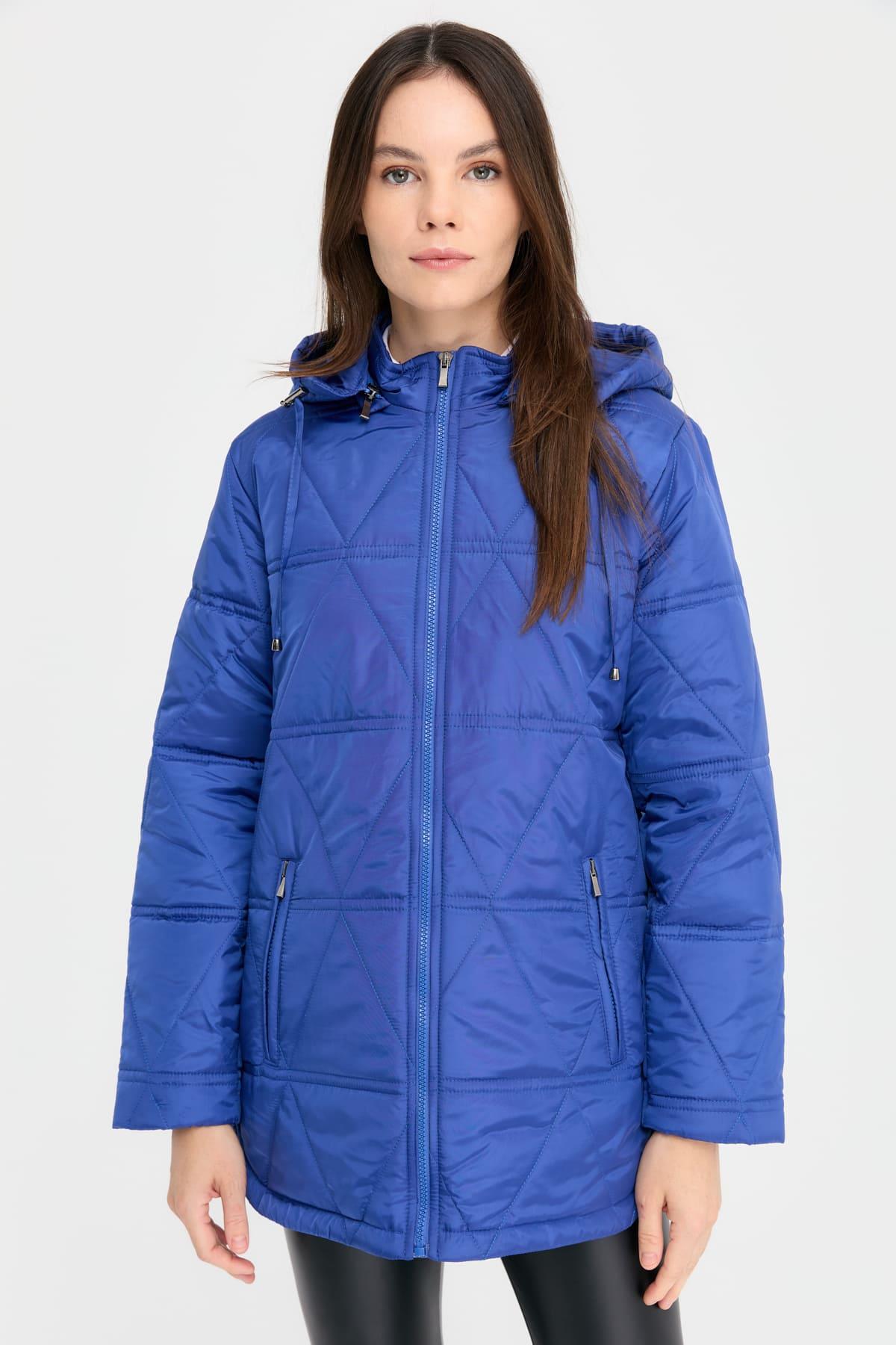 Kadın Kapüşonlu Üçgen Desenli Kısa Kapitone Kabana Saks