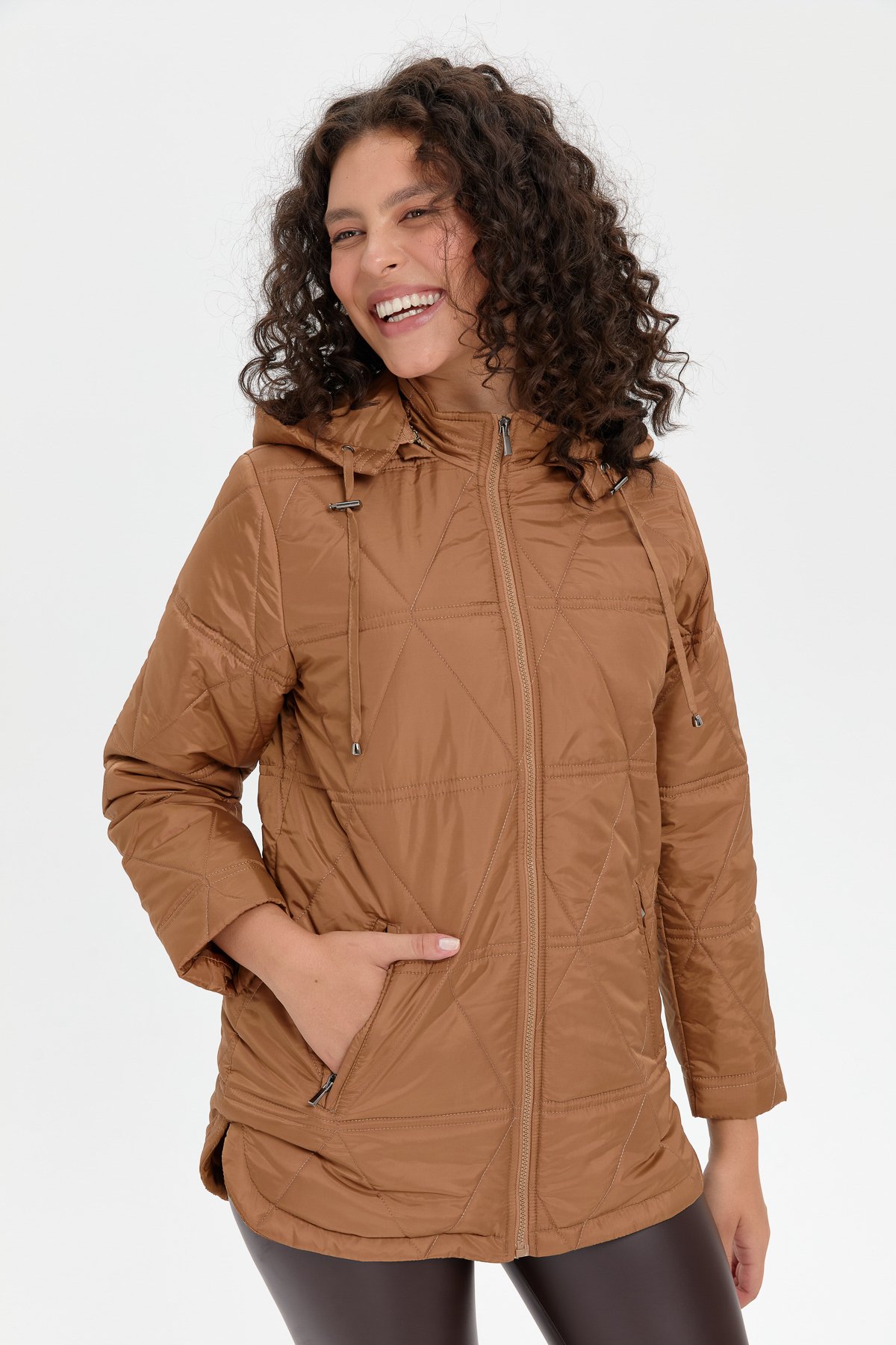 24413Kadın Kapüşonlu Üçgen Desenli Kısa Kapitone Kabana Vizon