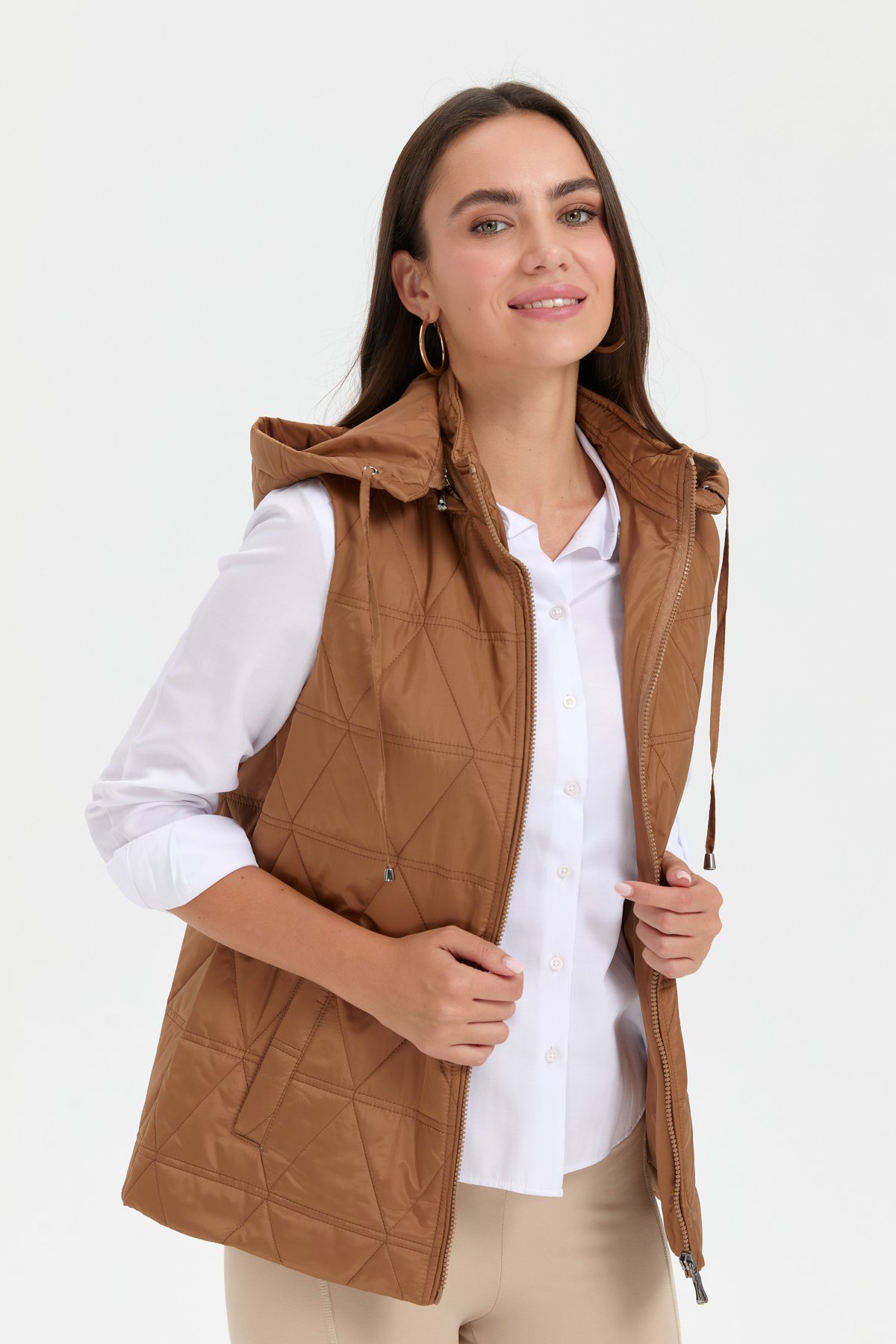 24414Kadın Kapüşonlu Üçgen Desenli Kısa Kapitone Yelek Vizon