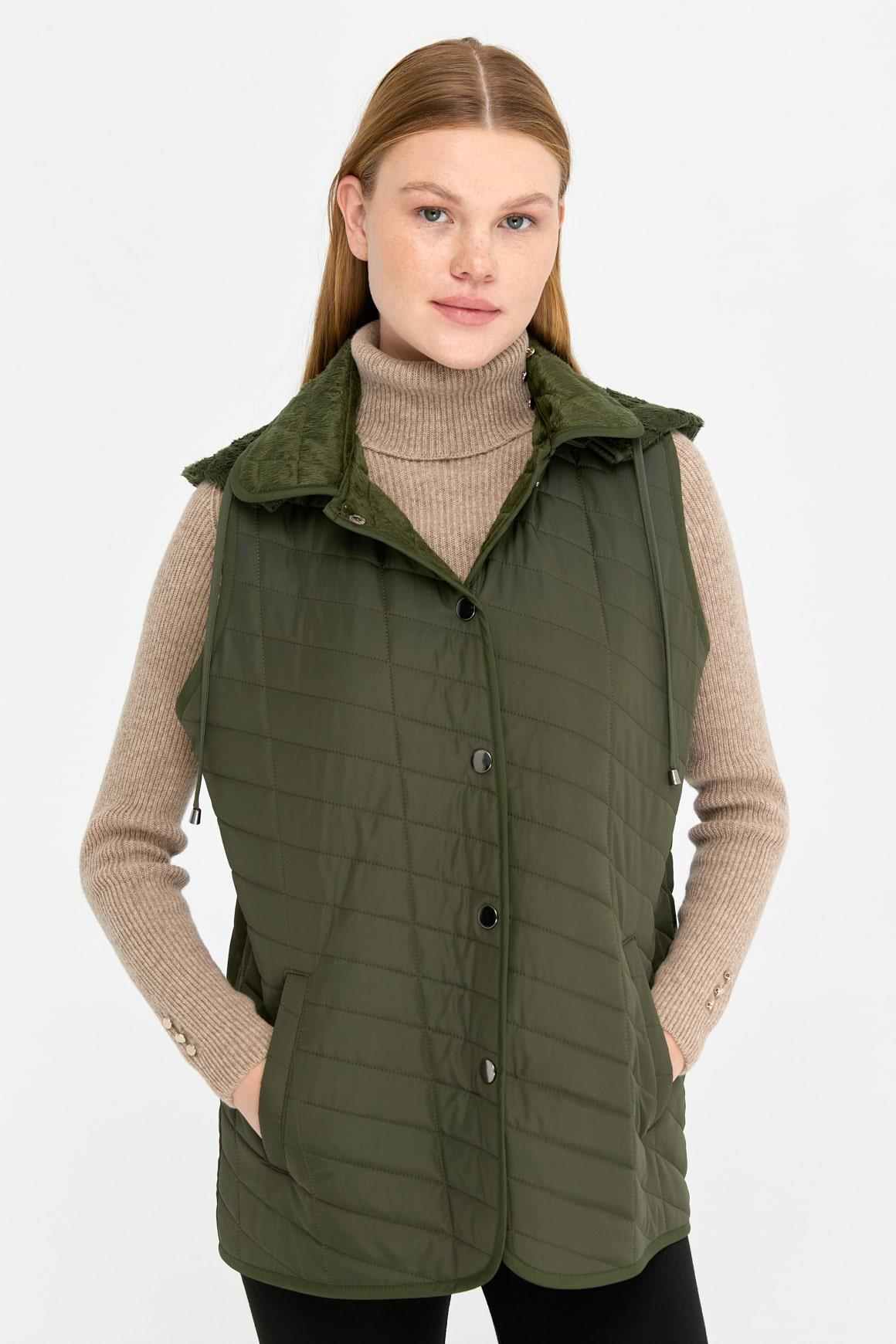 24422Kadın Kapüşonlu Yan Cepli Kapitone Yelek Haki