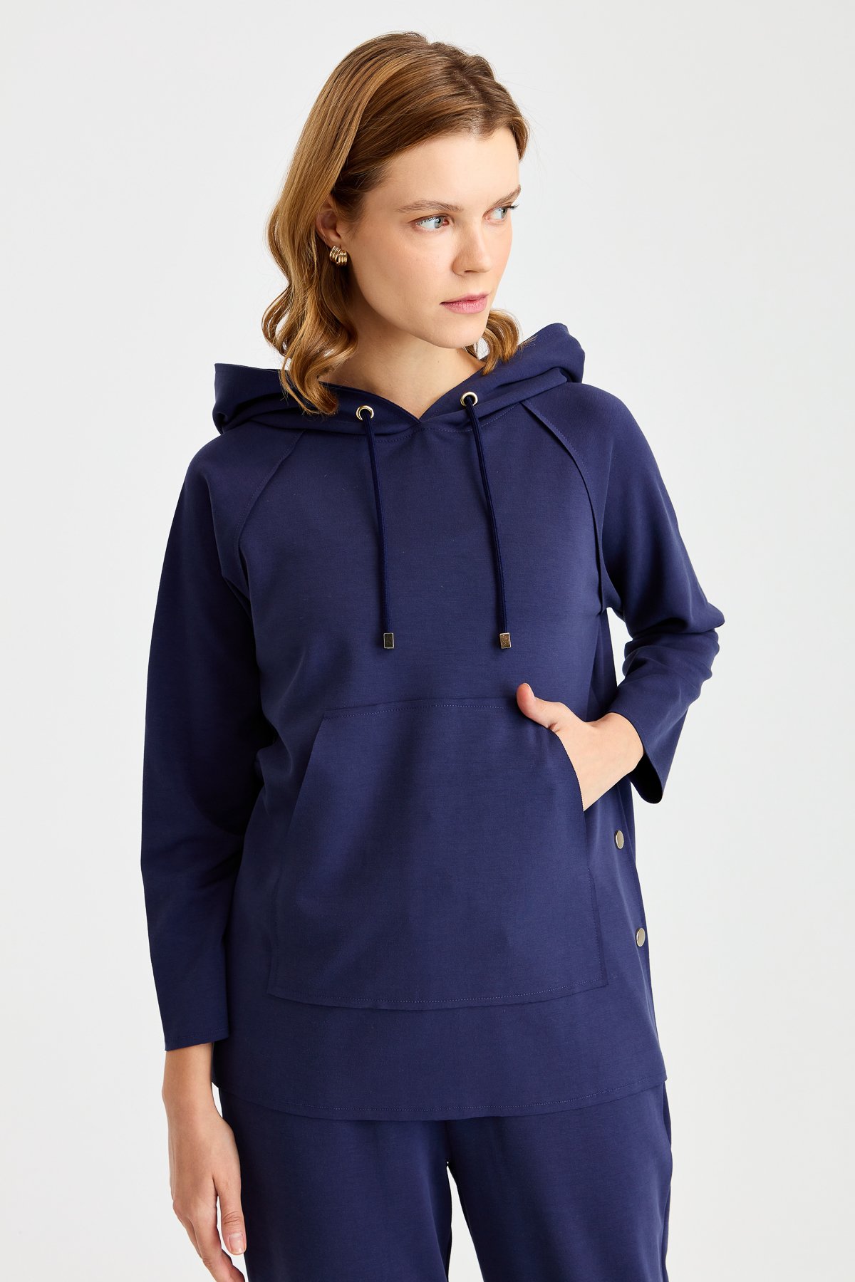 KMK23004Женский свитшот с капюшоном и боковыми карманами на кнопках