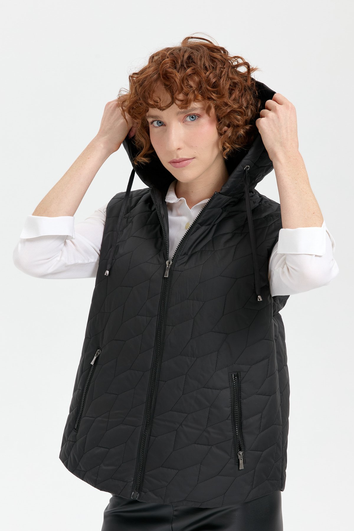 24415Kadın Kapüşonlu Yaprak Desenli Kısa Kapitone Yelek Siyah