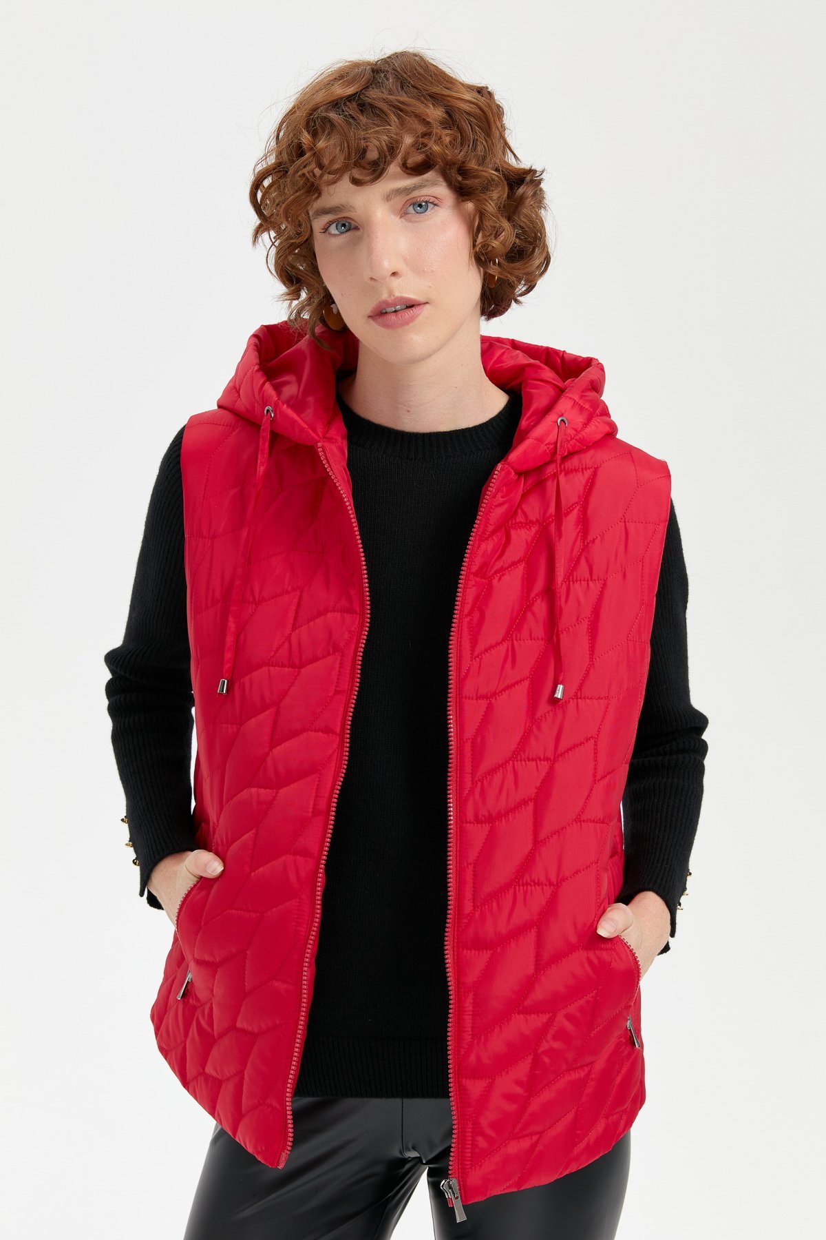 24415Kadın Kapüşonlu Yaprak Desenli Kısa Kapitone Yelek Kırmızı