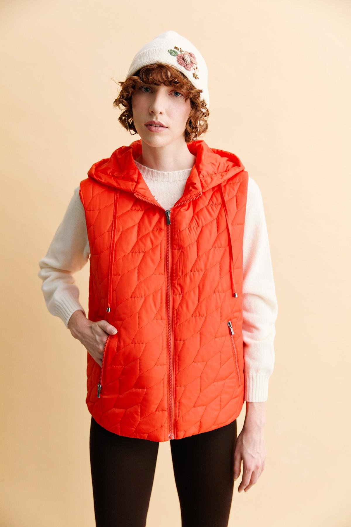 Kadın Kapüşonlu Yaprak Desenli Kısa Kapitone Yelek Oranj