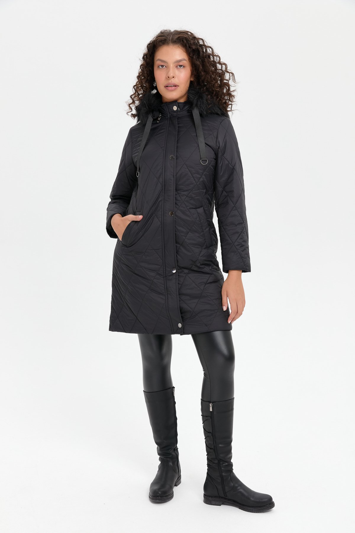 24410Kadın Kapüşonu Kürklü Baklava Desenli Kapitone Kaban Siyah