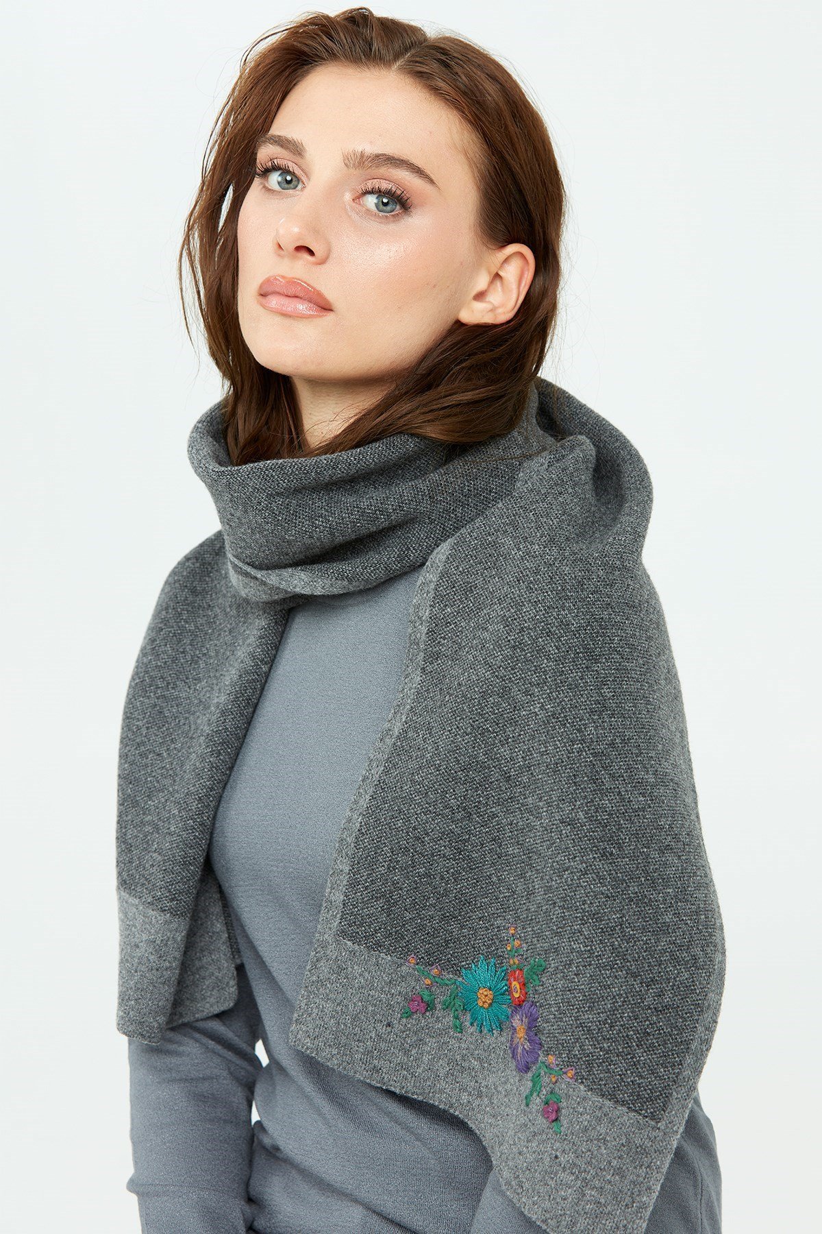 22155Kadın Kenarları Bordürlü Nakış İşlemeli Kaşkol Füme