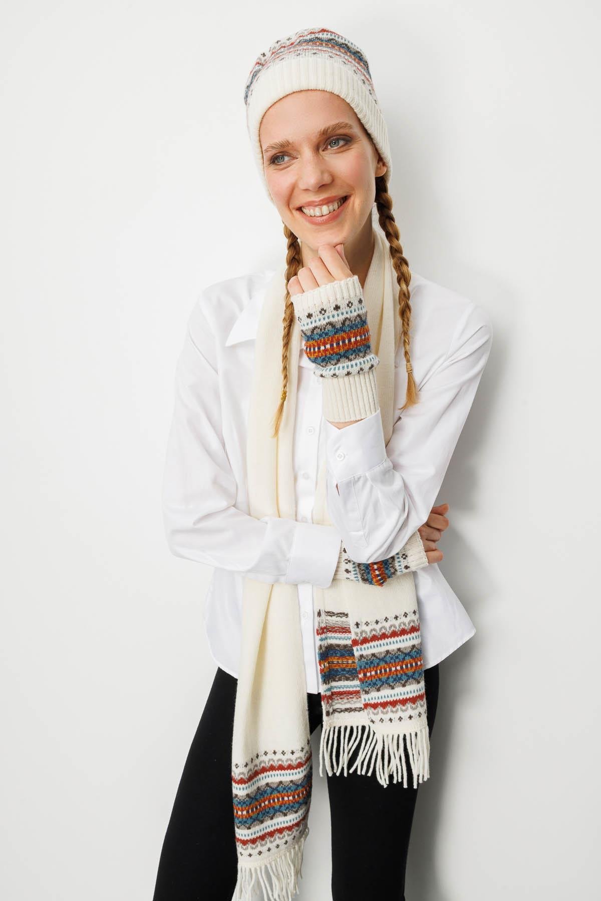 25075Kadın Kenarları Jakarlı Püsküllü Yün Kaşkol Kemik