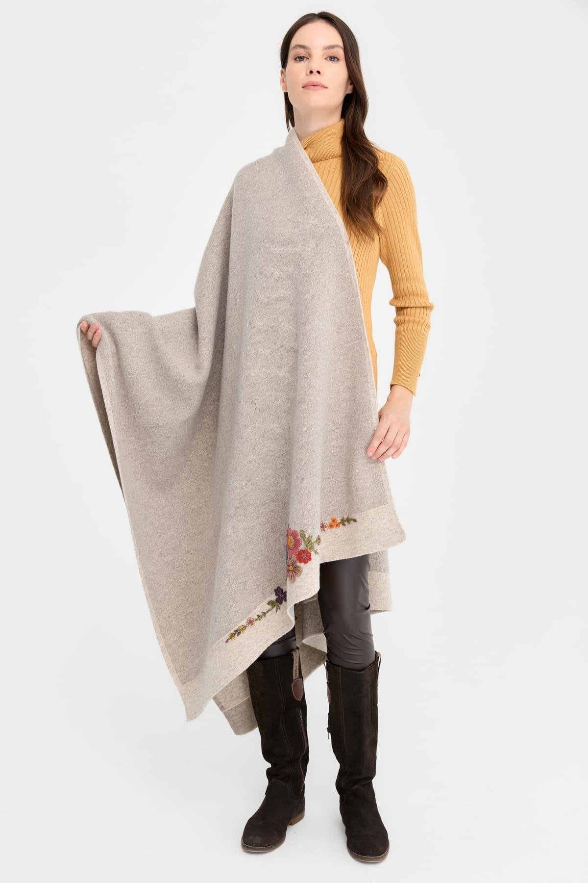 23054Kadın Kenarları Nakış İşlemeli Büyük Yün Şal V.Bej