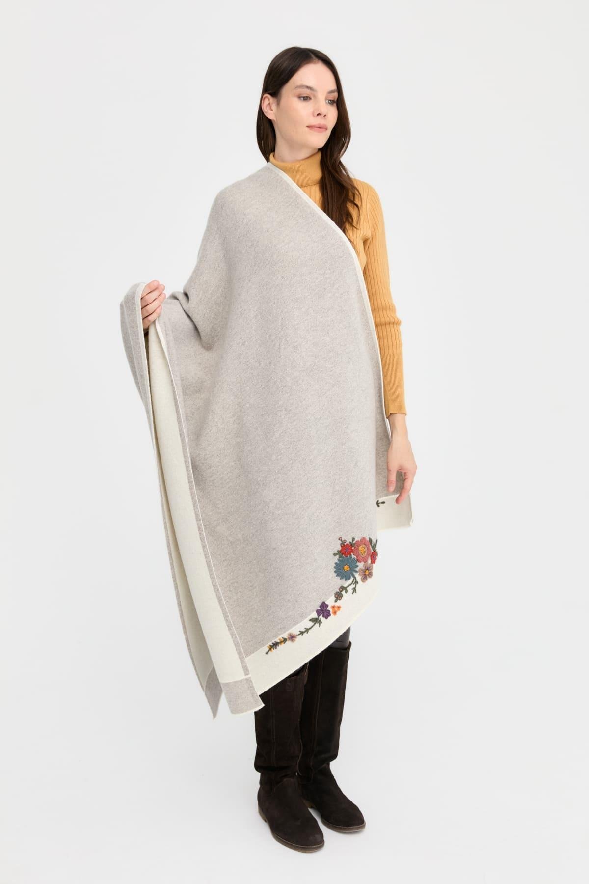 23054Kadın Kenarları Nakış İşlemeli Büyük Yün Şal Kemik