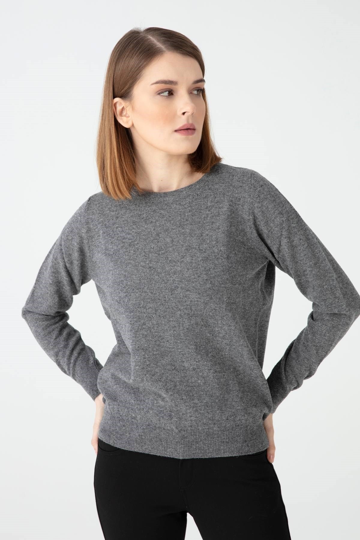 Женский свитер серый