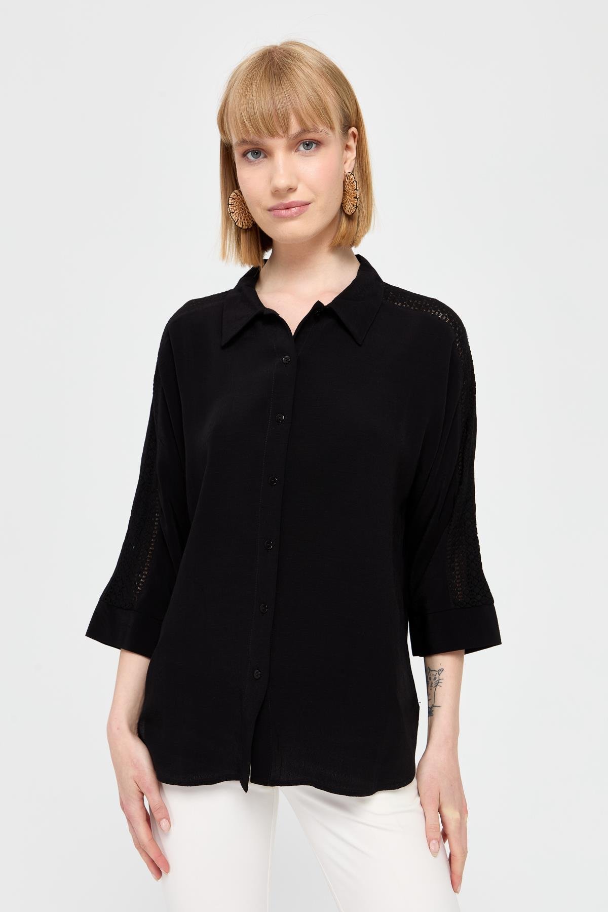 KMY24074Женская рубашка с кружевными полосками на рукавах