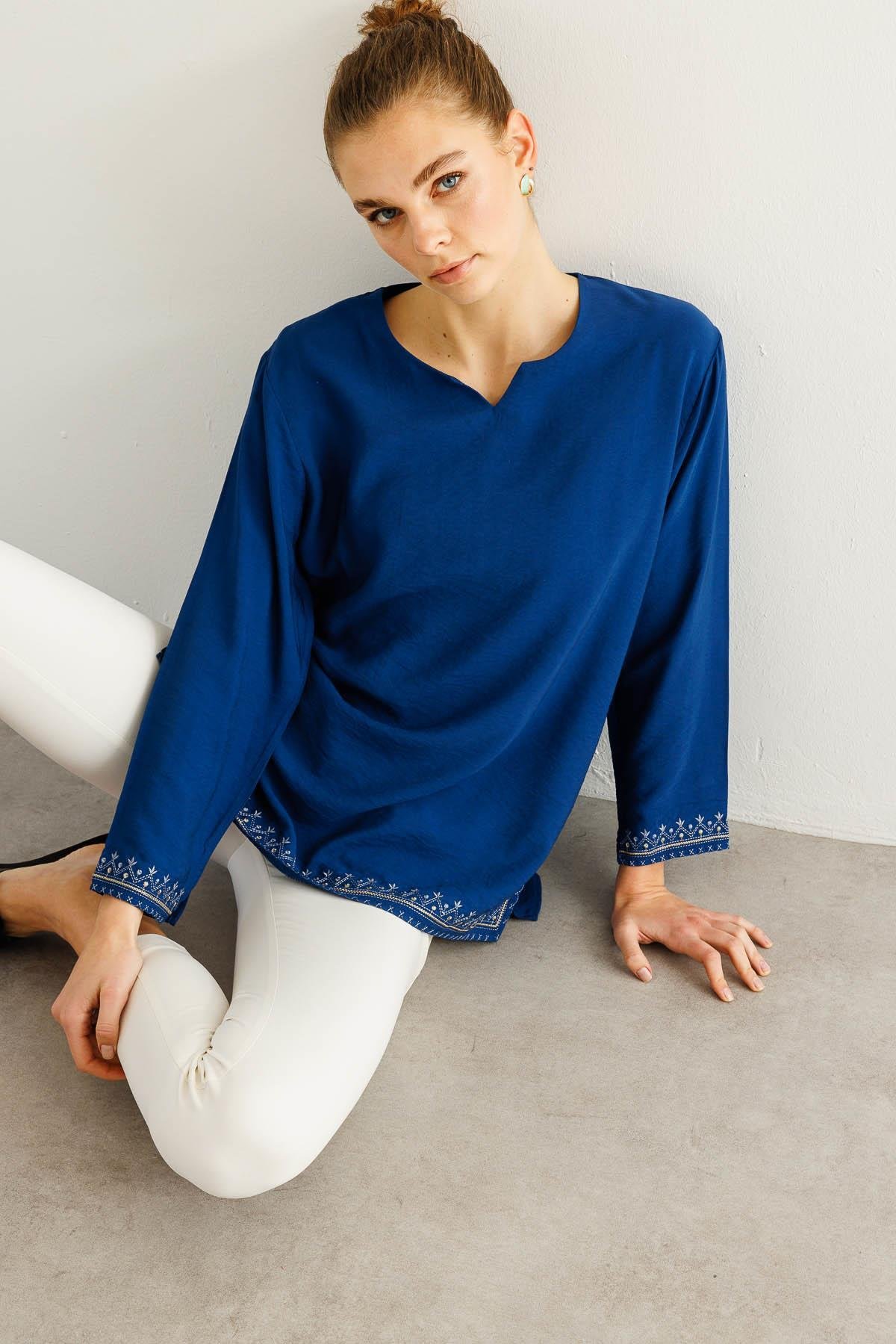 25775Kadın Kolu ve Eteği Yırtmaçlı Eteği Nakışlı Bluz İndigo