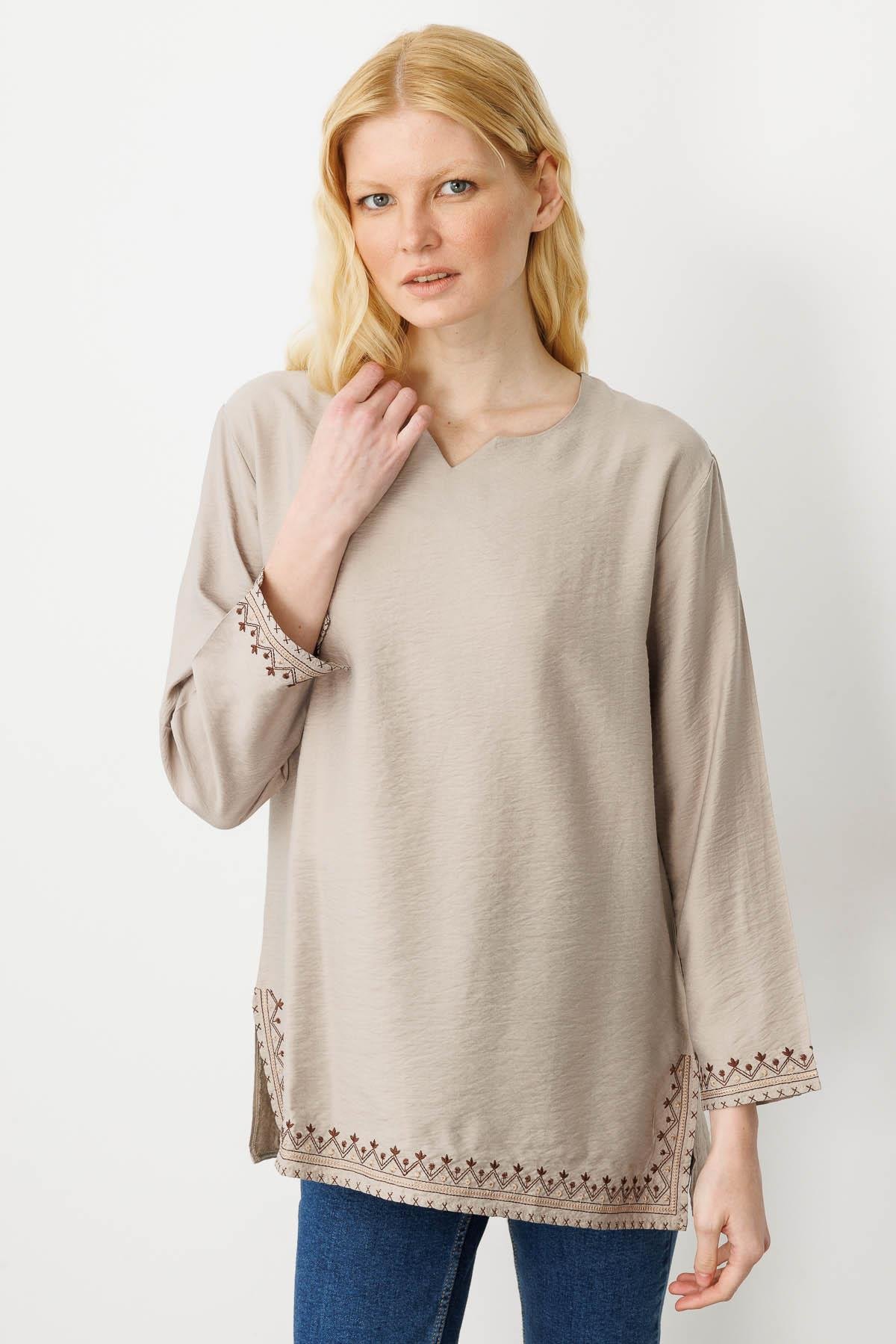 25775Kadın Kolu ve Eteği Yırtmaçlı Eteği Nakışlı Bluz Bej