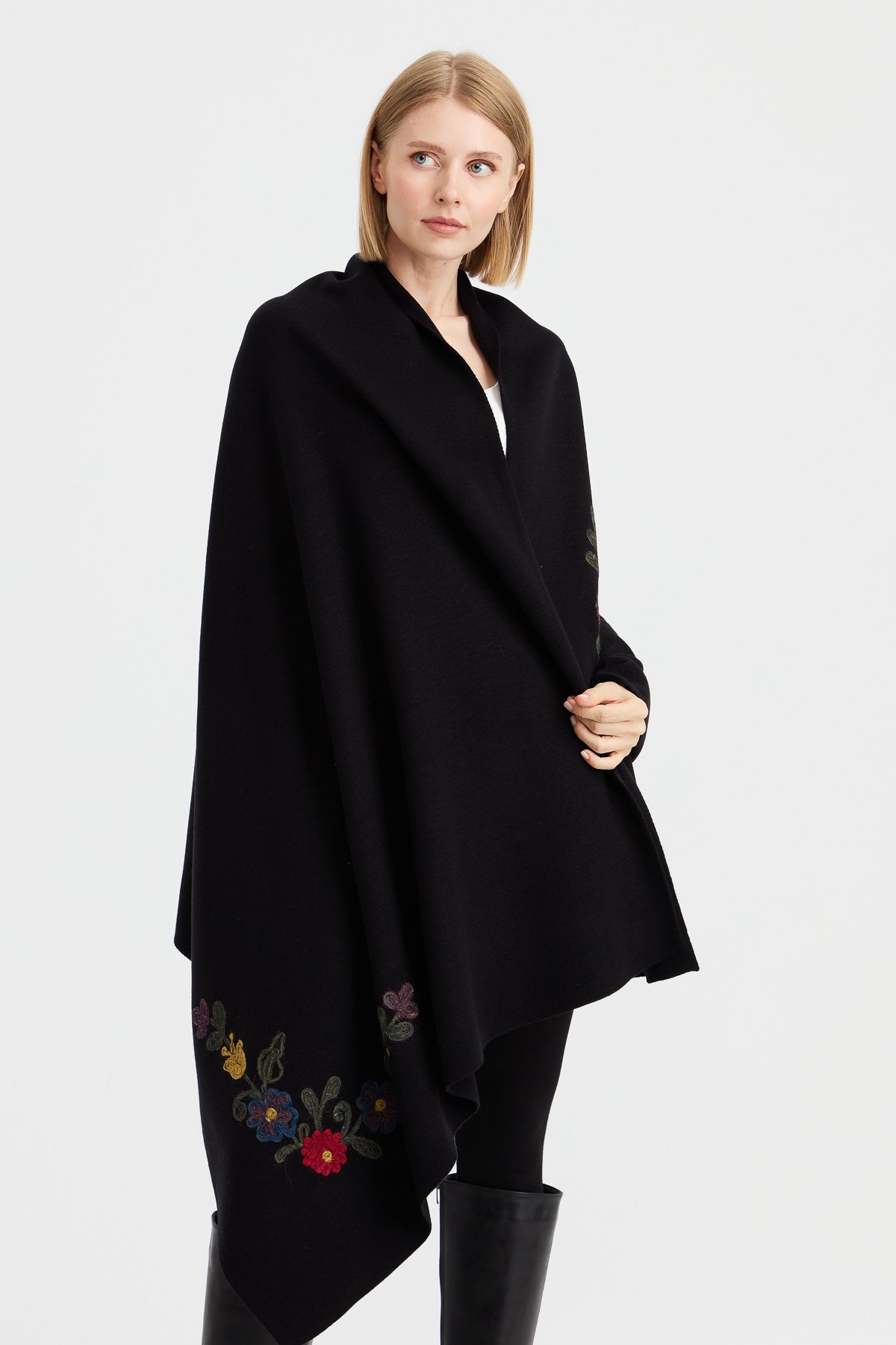 23022Kadın Köşeleri Nakış İşlemeli Şal Siyah