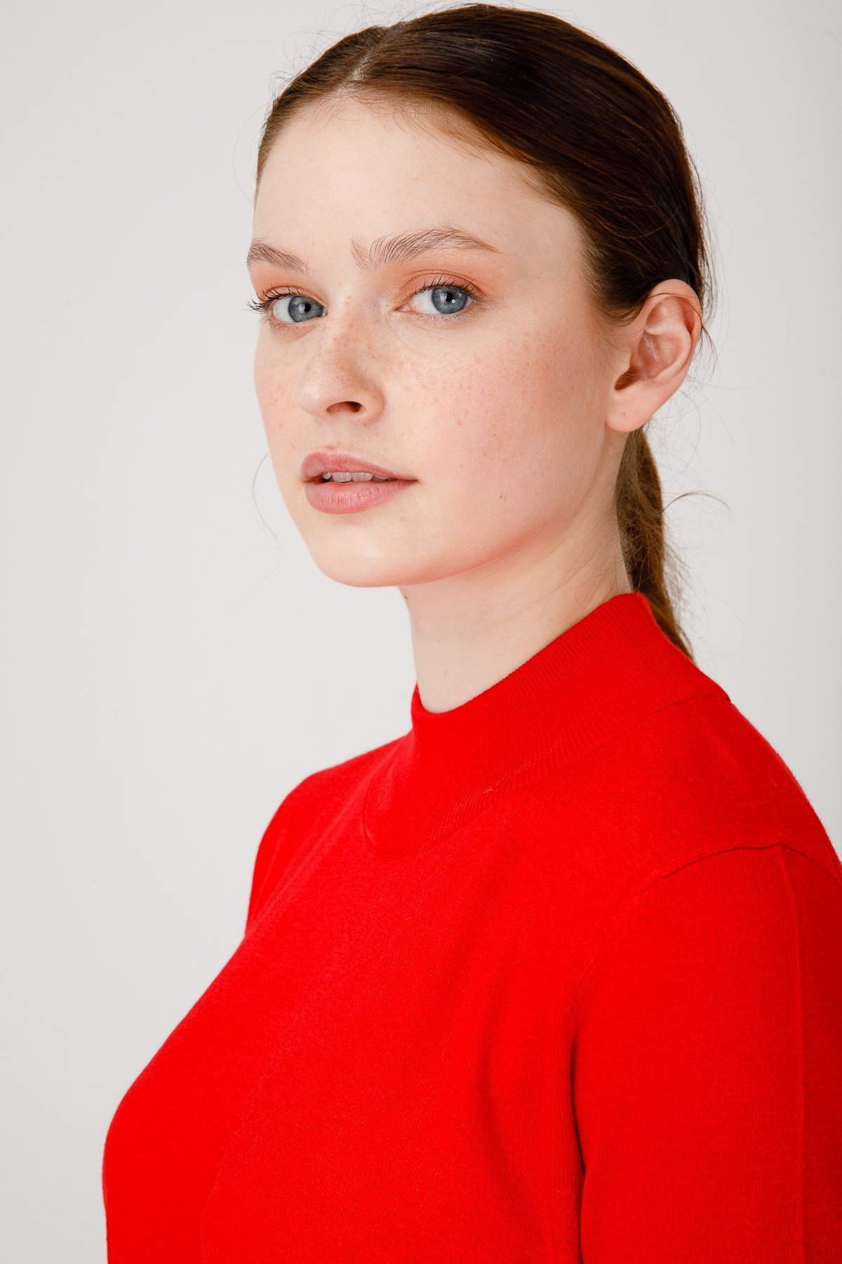 Женская блузка с высоким воротником из лайкры кораллового цвета