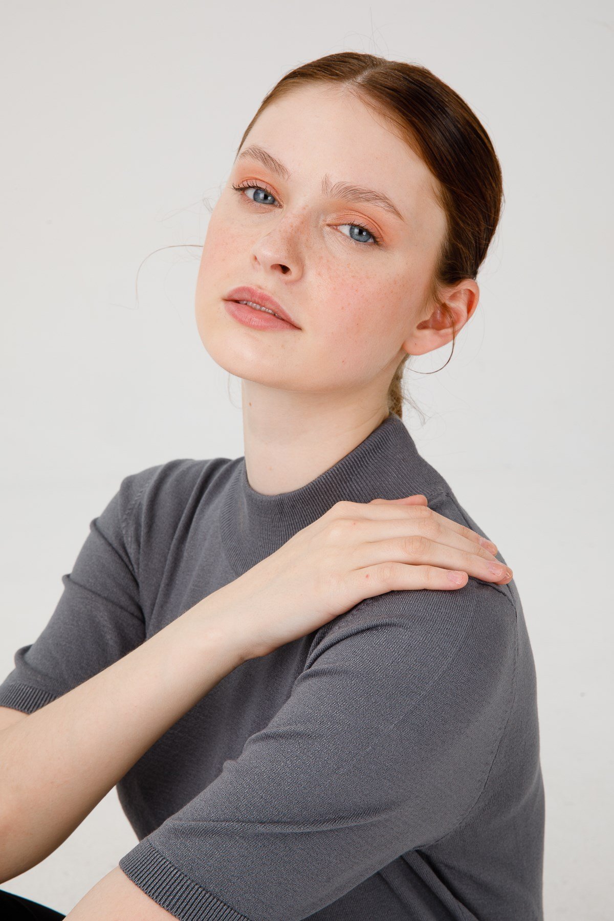 Женская блузка с высоким воротником из лайкры серая