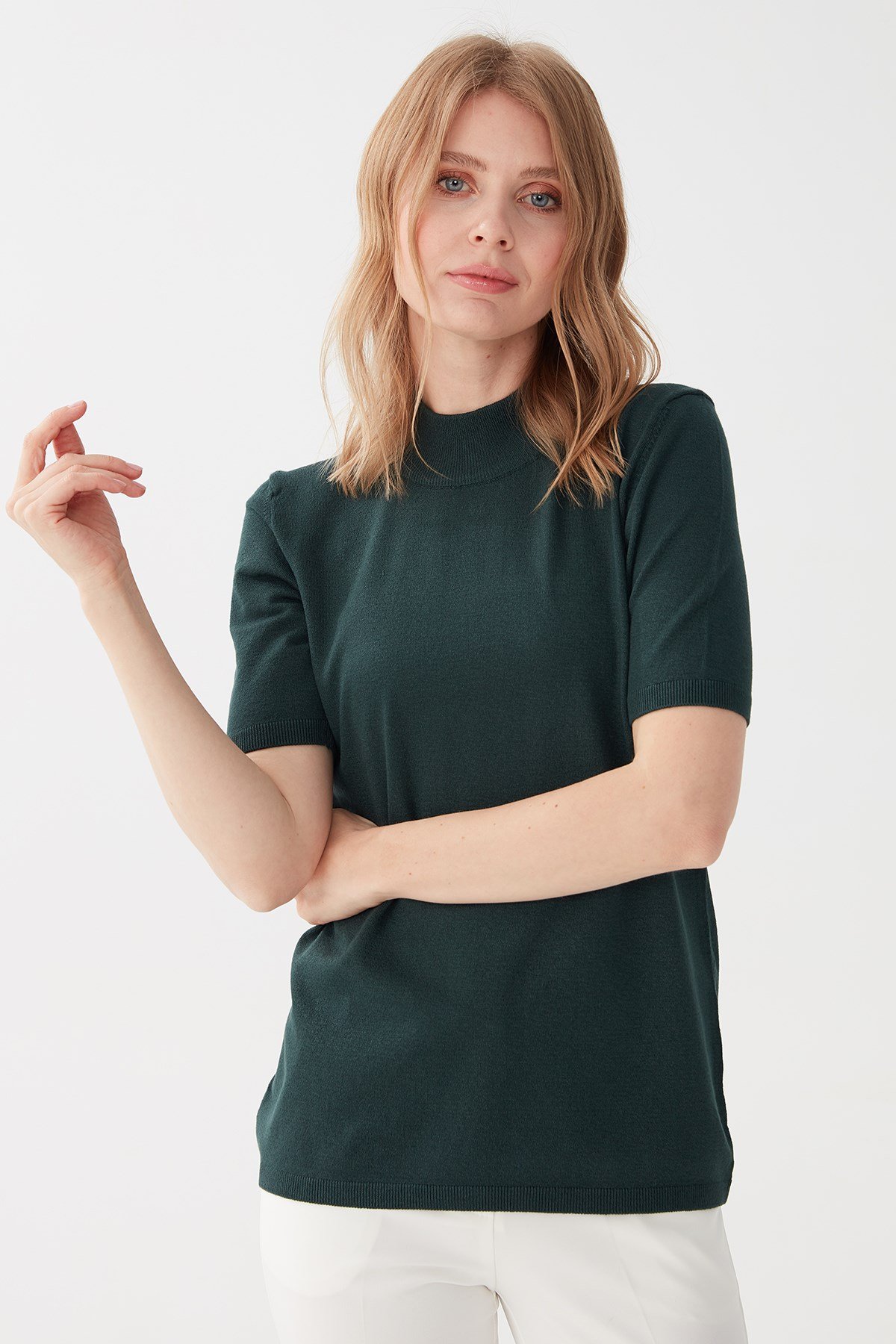 Женская блузка с высоким воротником из лайкры зеленого цвета