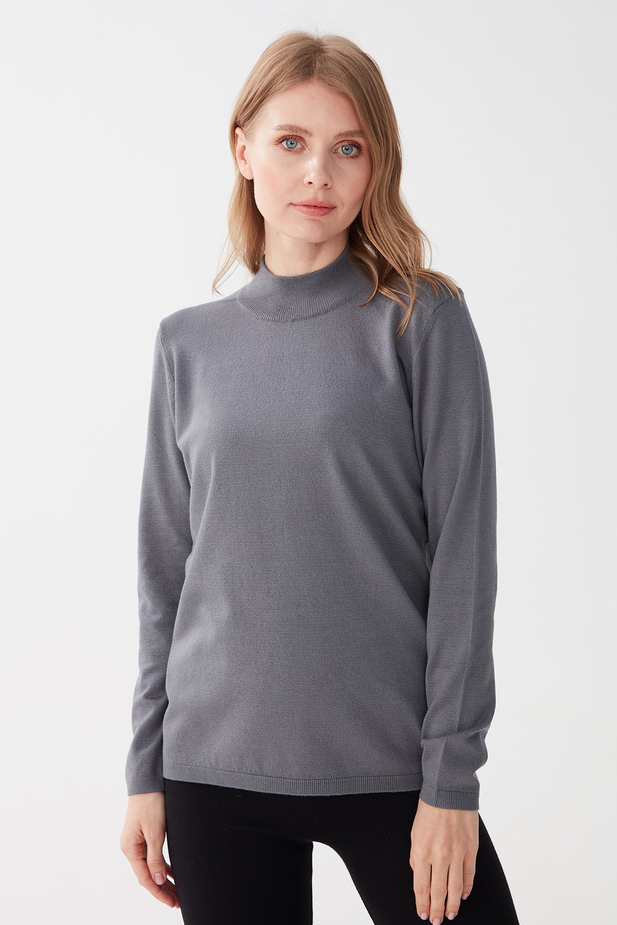 Женская базовая блузка с высоким воротником из лайкры серая