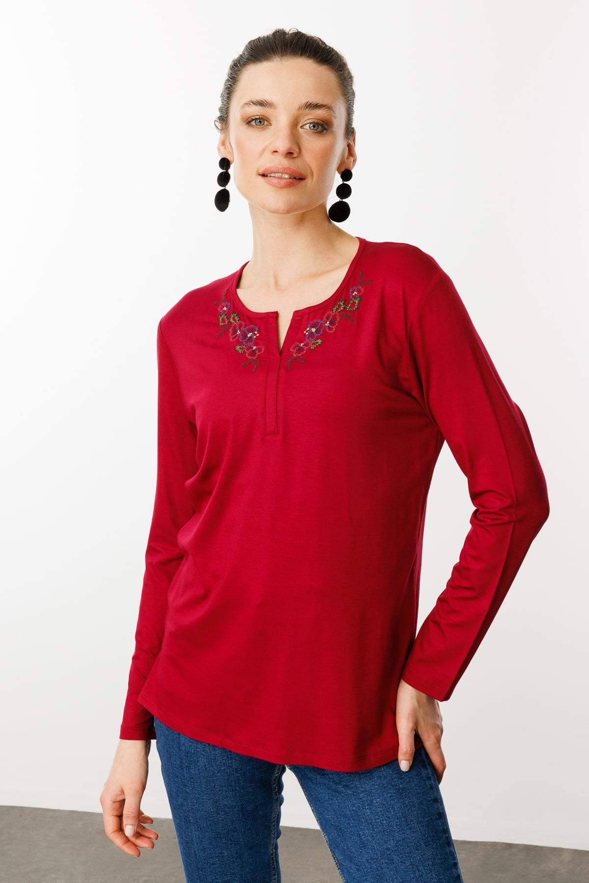 25702Kadın Nakış İşlemeli Uzun Kollu Penye Bluz Vişne