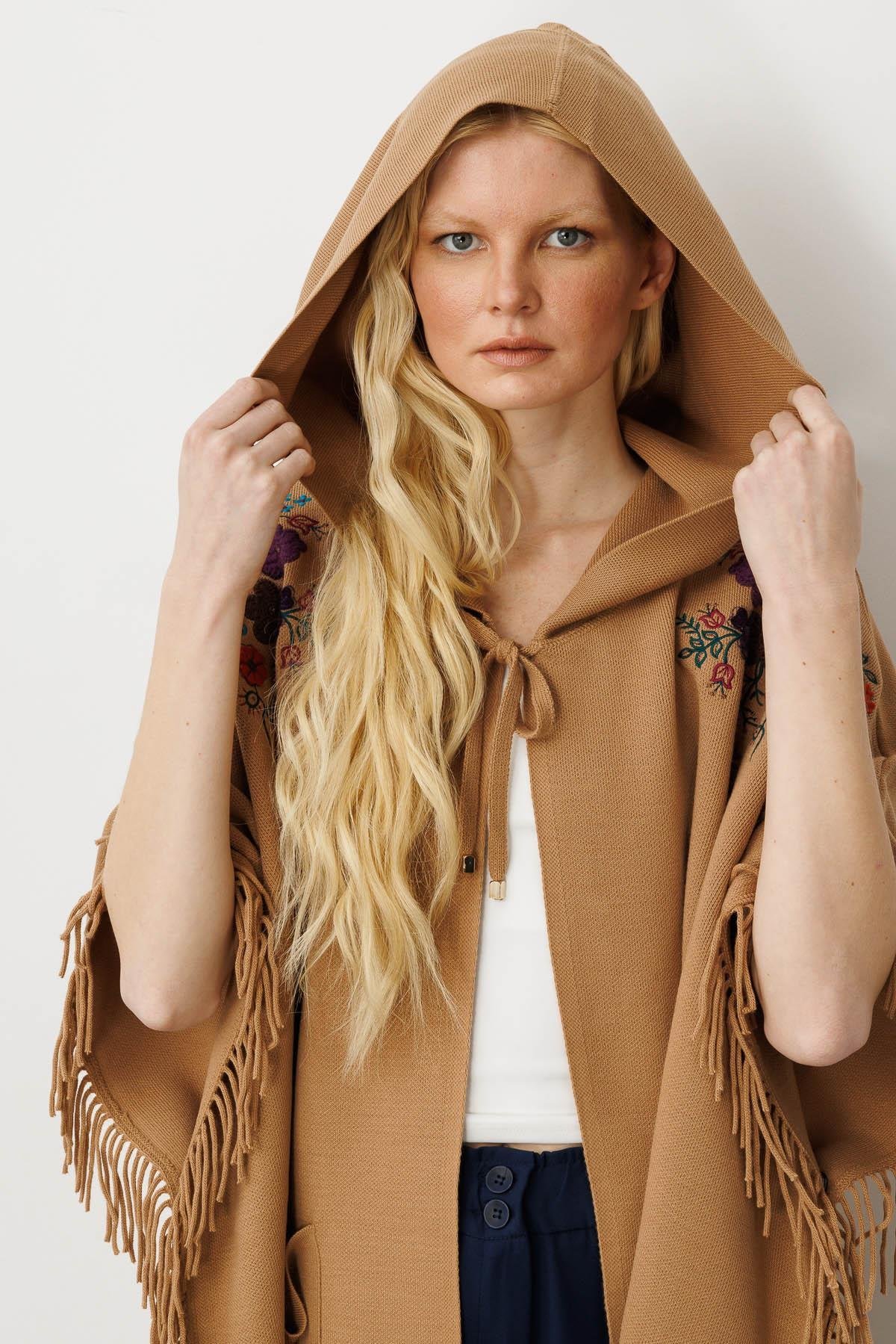 24300Kadın Omuzu Aplikeli Yanı Püsküllü Panço Camel