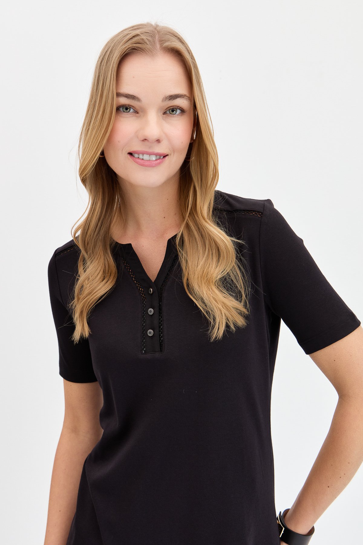 KMY24004Kadın Omzu ve Yaka Kenarı İşlemeli Pamuklu Tshirt Siyah