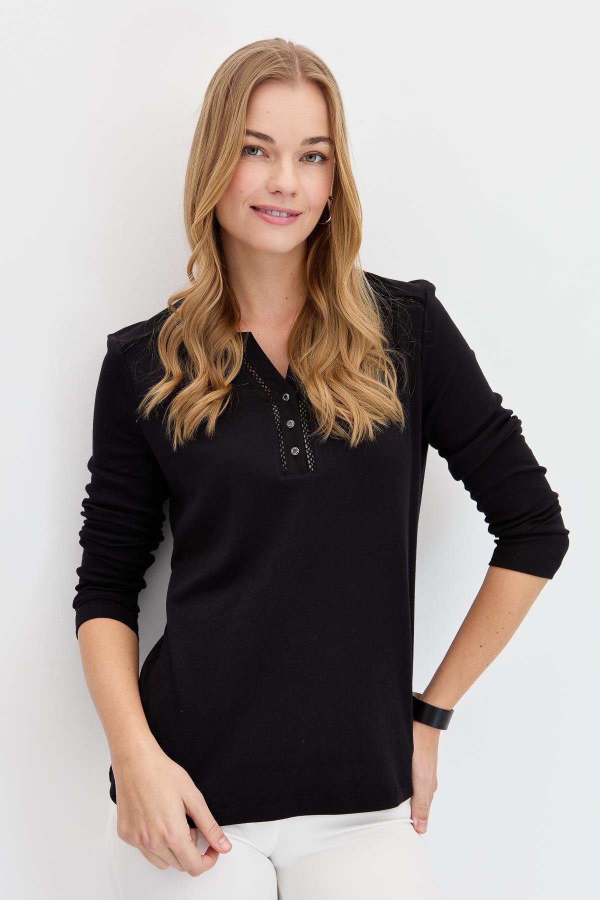 KMY24012Kadın Omzu ve Yakası İğne İşli Pamuklu Bluz Siyah