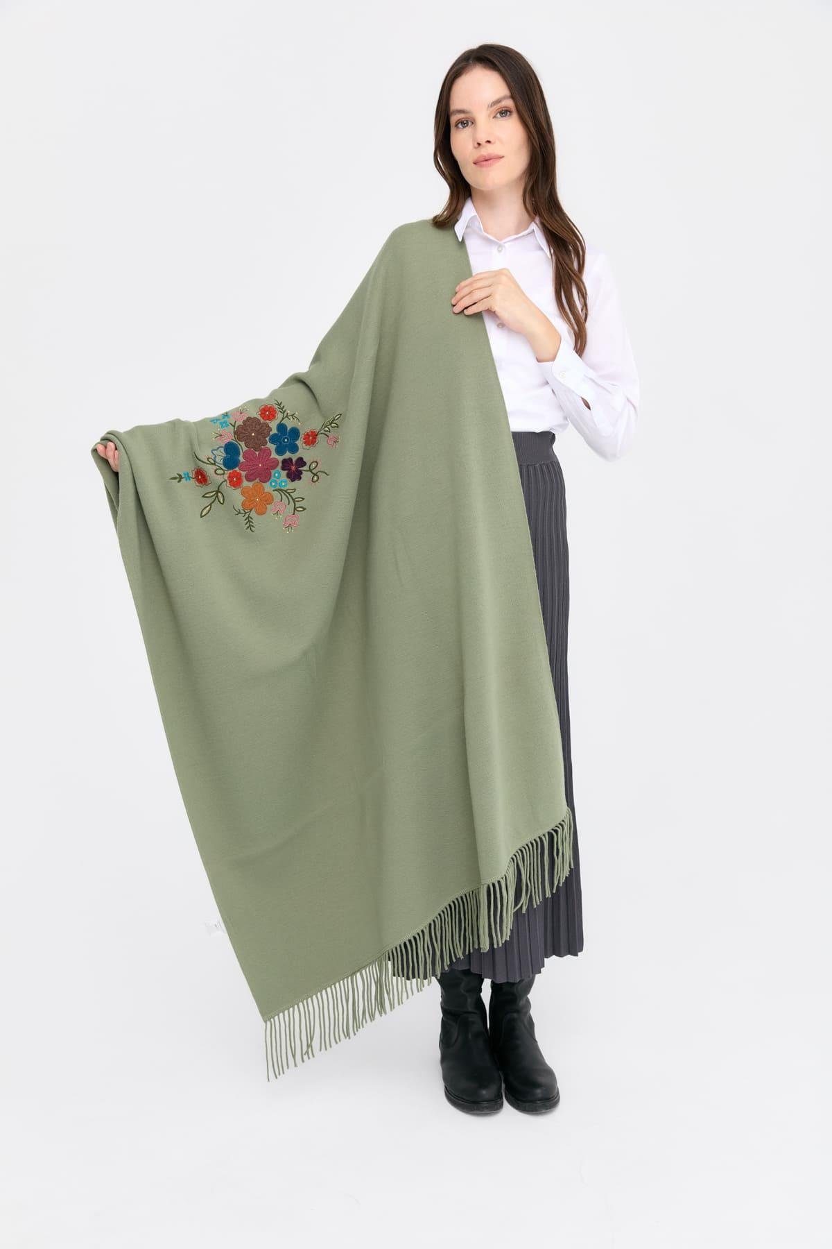 24030Kadın Ortası Çiçek İşlemeli Şal Çağla