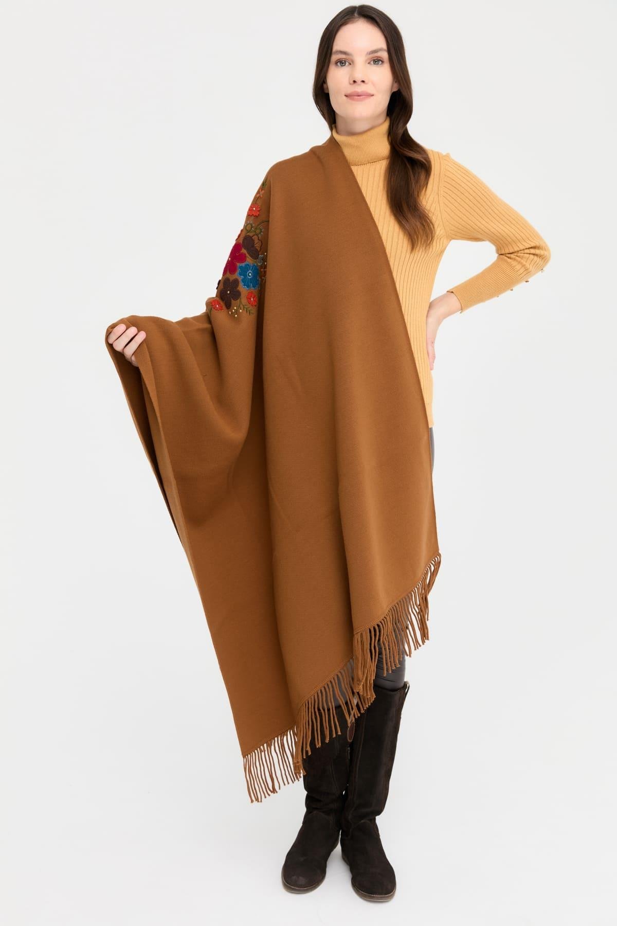 24030Kadın Ortası Çiçek İşlemeli Şal Kahve