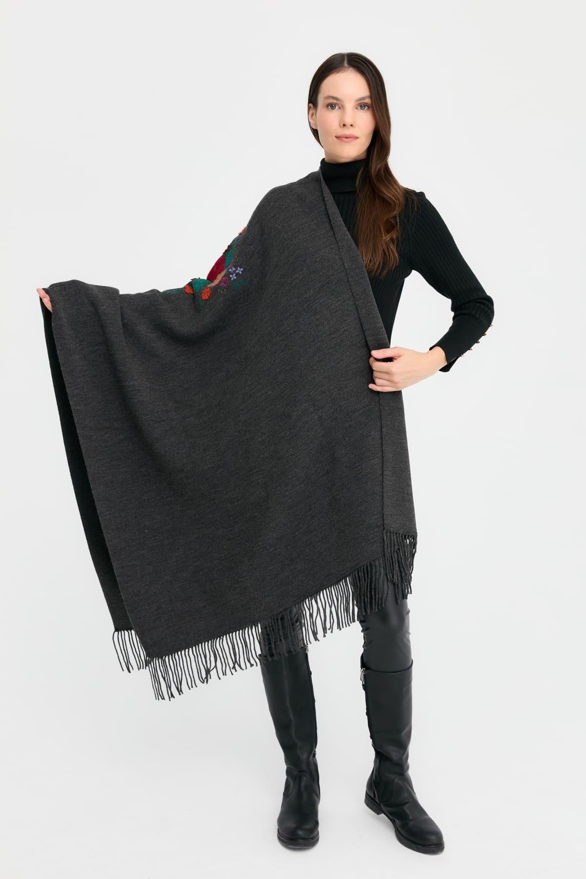 24030Kadın Ortası Çiçek İşlemeli Şal K.Füme