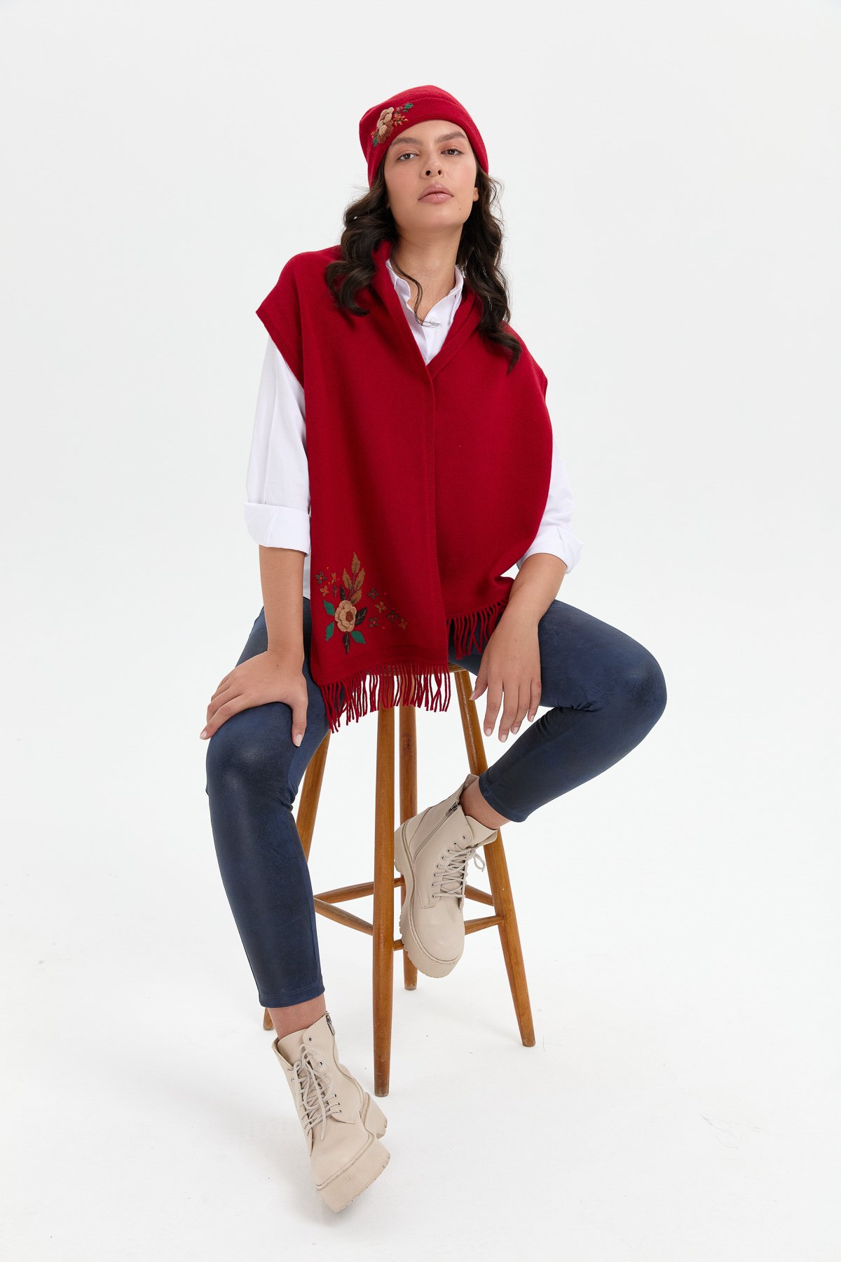 24026Kadın Papatya Çiçek İşlemeli Yün Bere K.Kırmızı