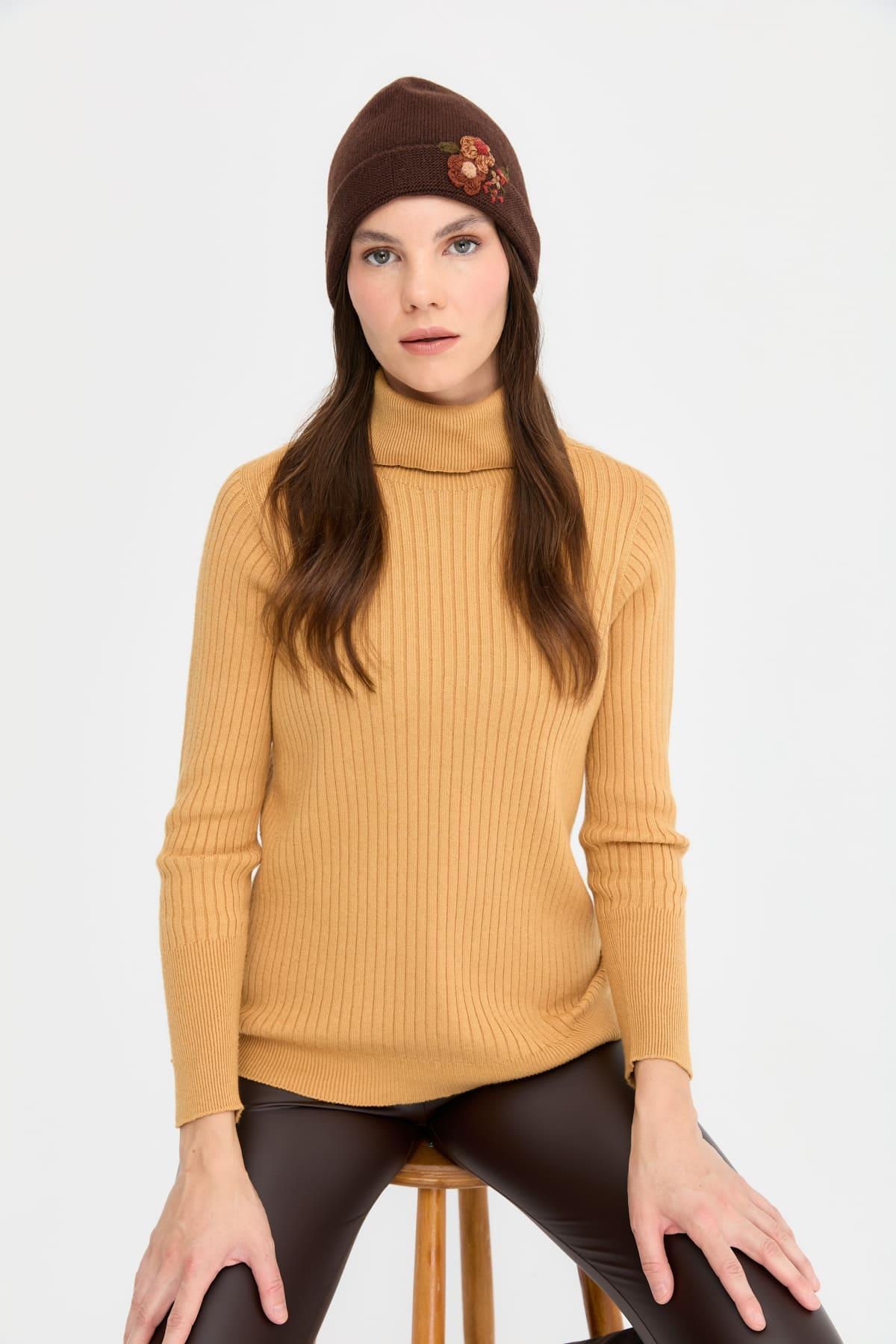 24026Kadın Papatya Çiçek İşlemeli Yün Bere M.Kahve